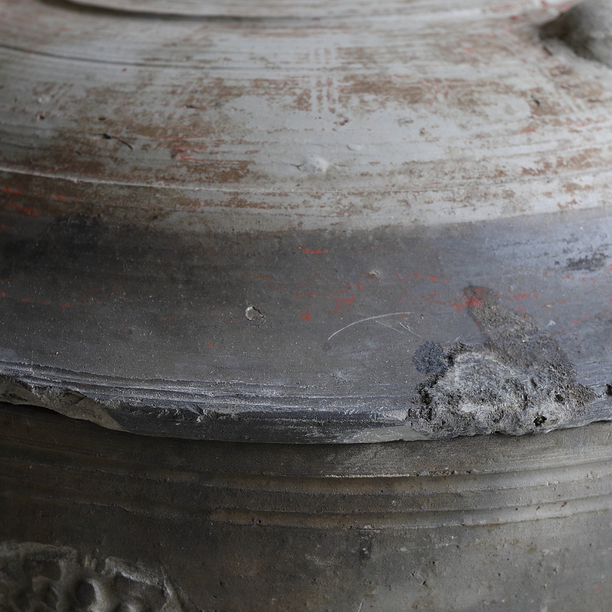 RÄUCHERGEFÄSS, Graue Irdenware mit Schlicker und Pigmenten, mit drei beinen, Han-Dynastie(206 v. Chr.–220 n. Chr.)