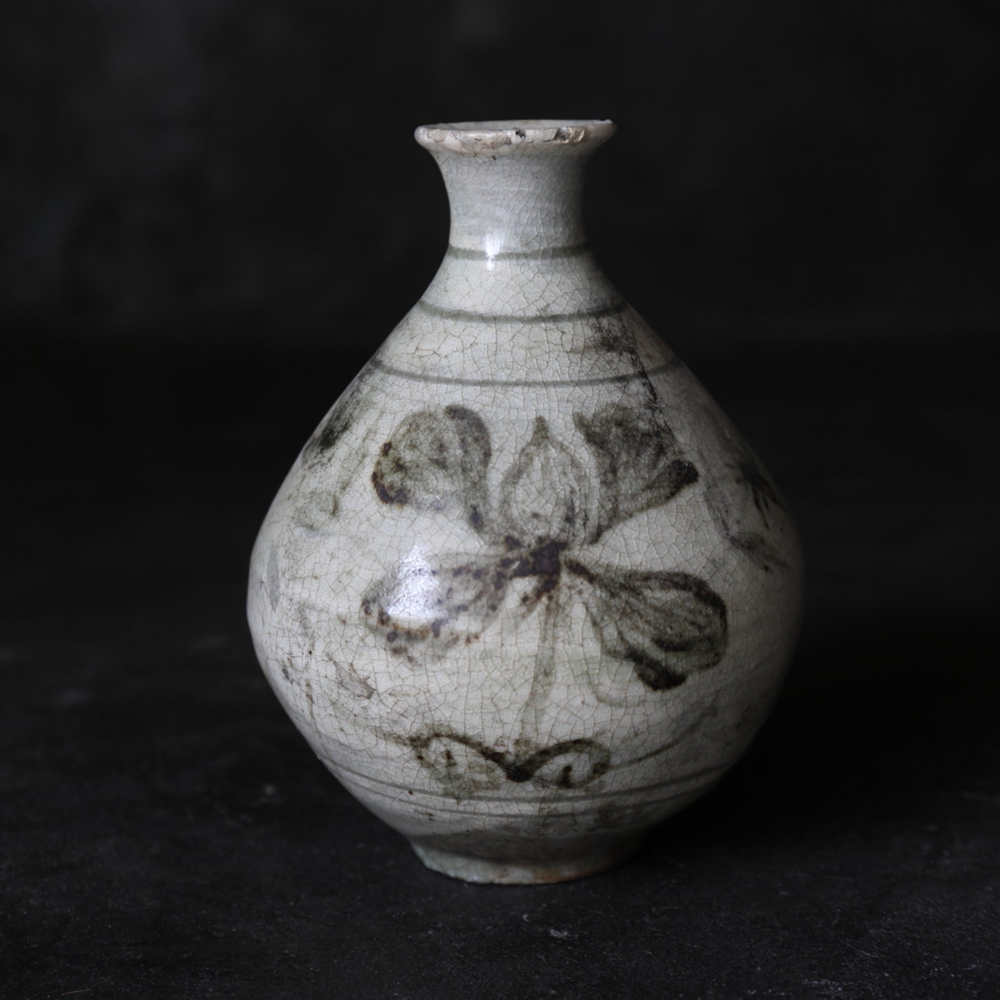BOUTEILLE, Céramique Buncheong avec peinte au fer sous couverte motif floral et végétal, Dynastie Joseon(1392–1897 apr. J.-C.)