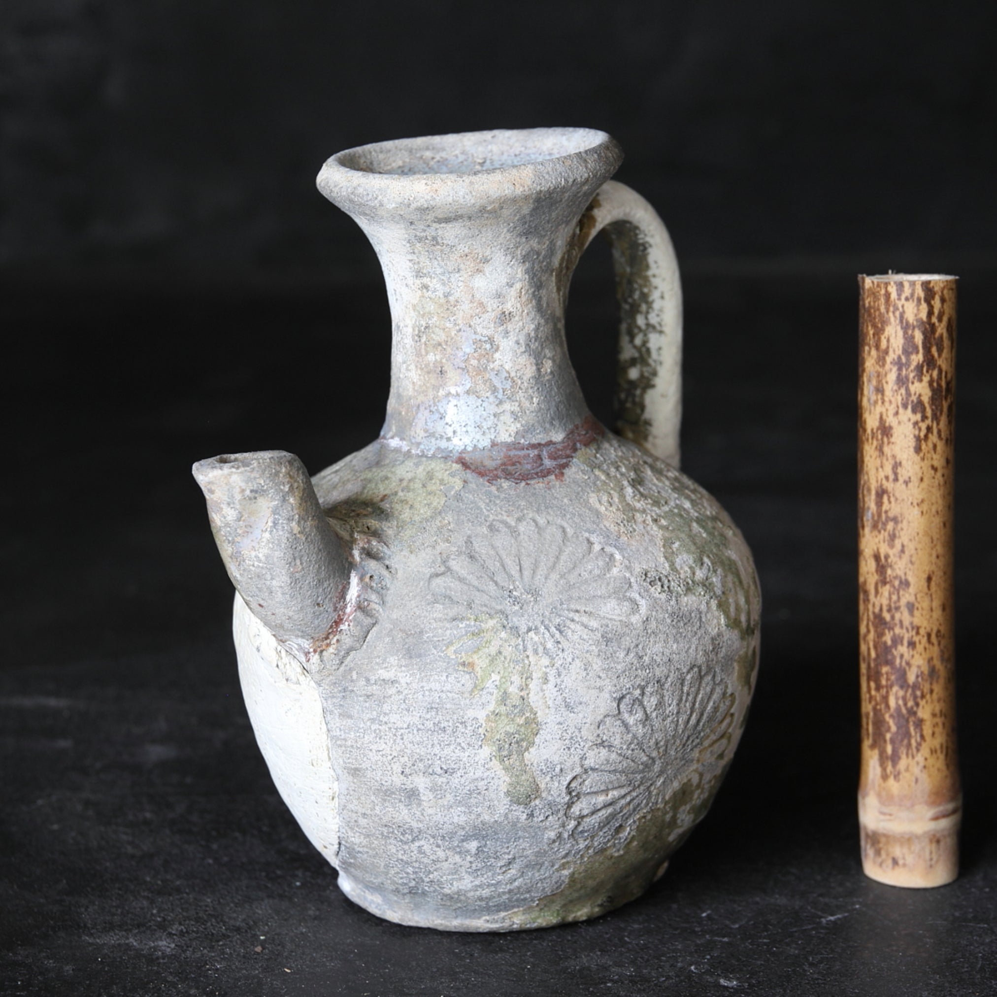 AGUAMANIL, Ko-Seto, vidriado ceniza, con diseño floral estampado, Período Kamakura(1185–1333 d. C.)