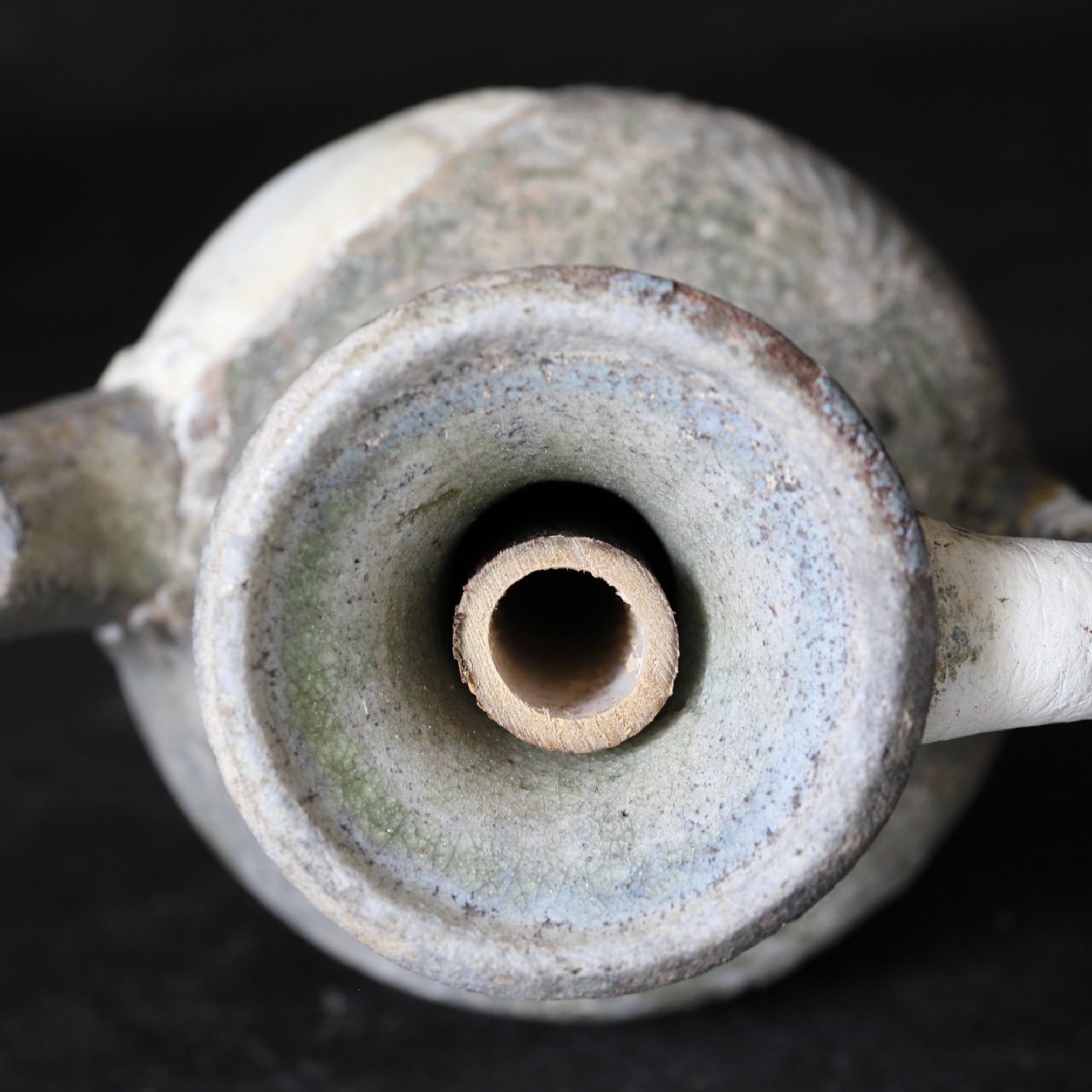 AGUAMANIL, Ko-Seto, vidriado ceniza, con diseño floral estampado, Período Kamakura(1185–1333 d. C.)