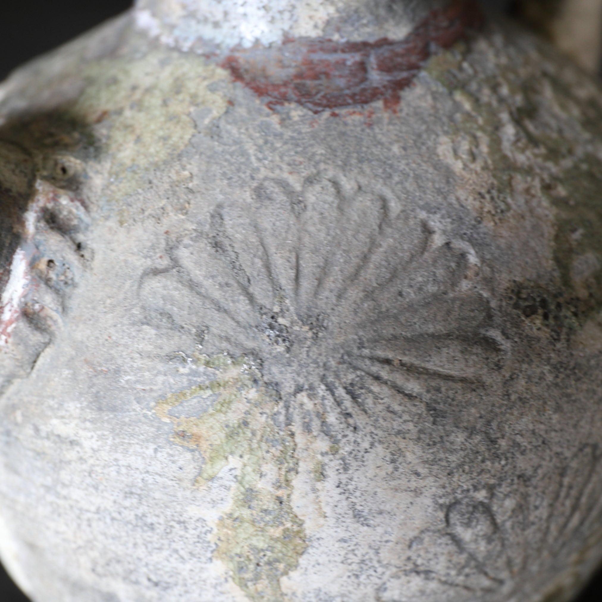 AGUAMANIL, Ko-Seto, vidriado ceniza, con diseño floral estampado, Período Kamakura(1185–1333 d. C.)