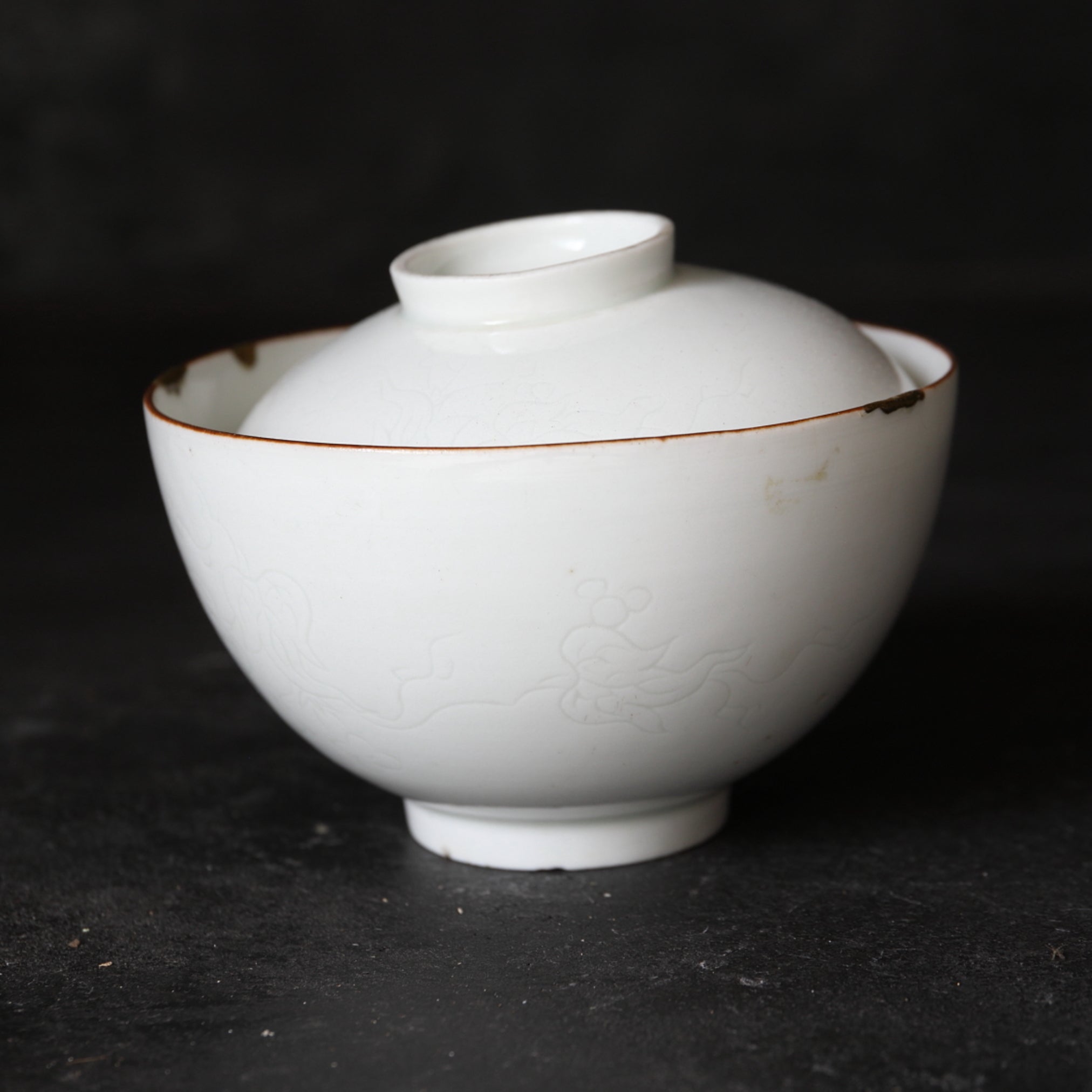 CIOTOLA DA TÈ CON COPERCHIO, Ko-Imari / Stile Kakiemon, porcellana bianca con decorazione di erbe e insetti, Periodo Edo(1603–1867 d.C.)