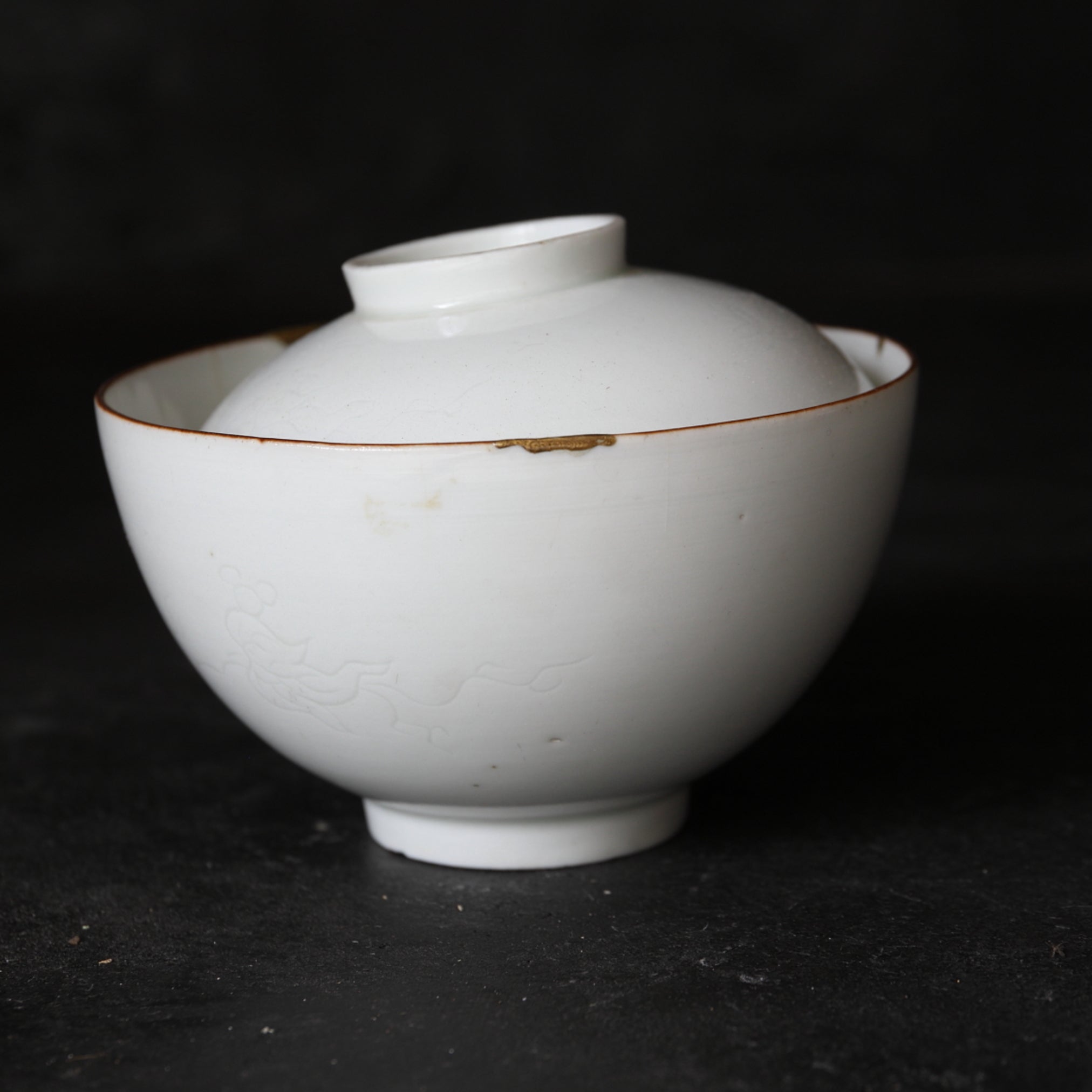 CIOTOLA DA TÈ CON COPERCHIO, Ko-Imari / Stile Kakiemon, porcellana bianca con decorazione di erbe e insetti, Periodo Edo(1603–1867 d.C.)
