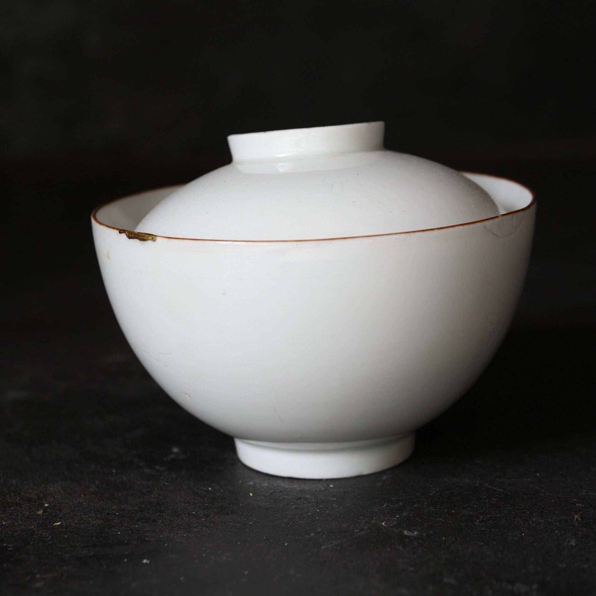 CIOTOLA DA TÈ CON COPERCHIO, Ko-Imari / Stile Kakiemon, porcellana bianca con decorazione di erbe e insetti, Periodo Edo(1603–1867 d.C.)