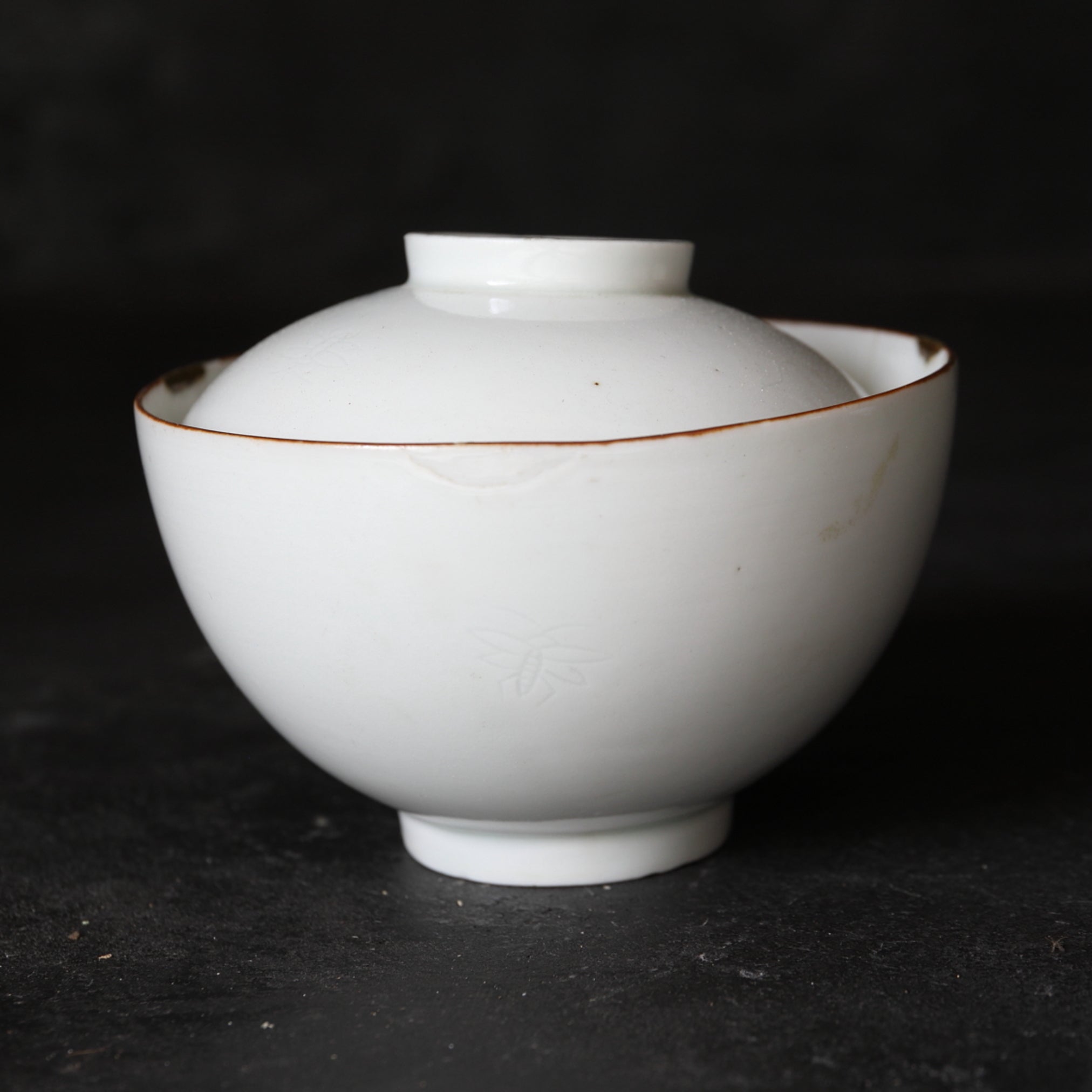 CIOTOLA DA TÈ CON COPERCHIO, Ko-Imari / Stile Kakiemon, porcellana bianca con decorazione di erbe e insetti, Periodo Edo(1603–1867 d.C.)