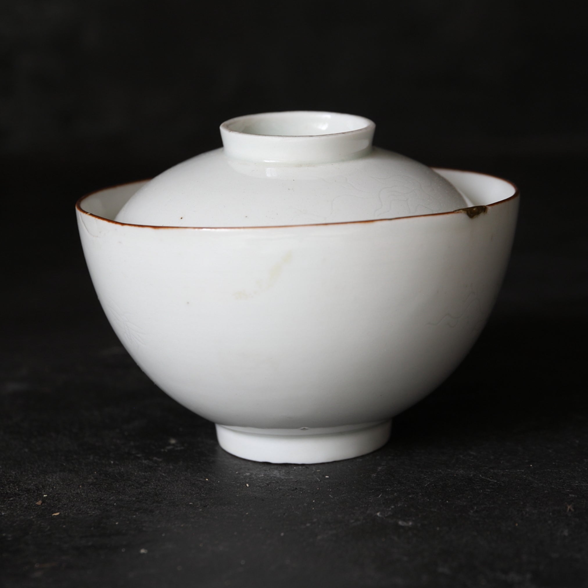 CIOTOLA DA TÈ CON COPERCHIO, Ko-Imari / Stile Kakiemon, porcellana bianca con decorazione di erbe e insetti, Periodo Edo(1603–1867 d.C.)