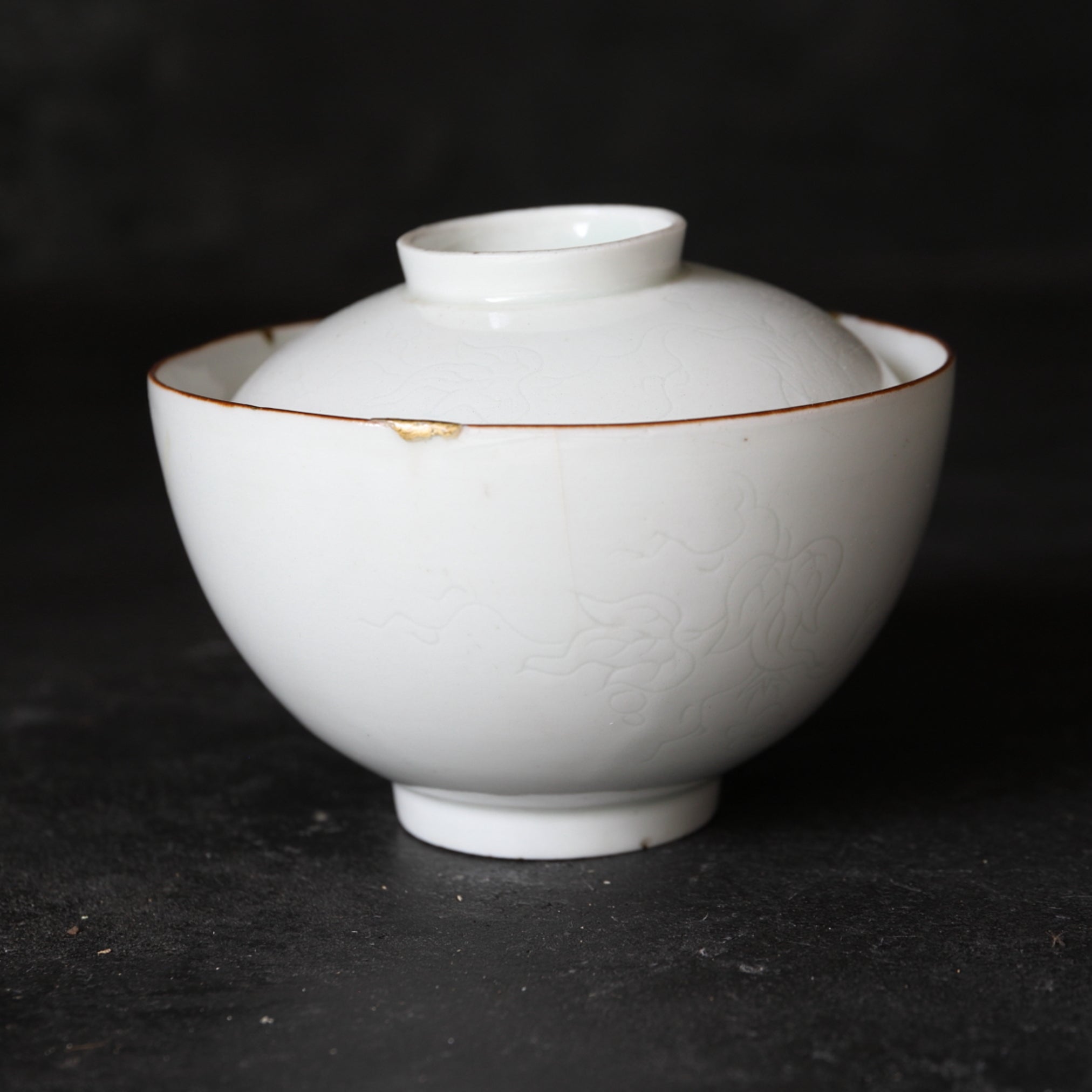 CIOTOLA DA TÈ CON COPERCHIO, Ko-Imari / Stile Kakiemon, porcellana bianca con decorazione di erbe e insetti, Periodo Edo(1603–1867 d.C.)