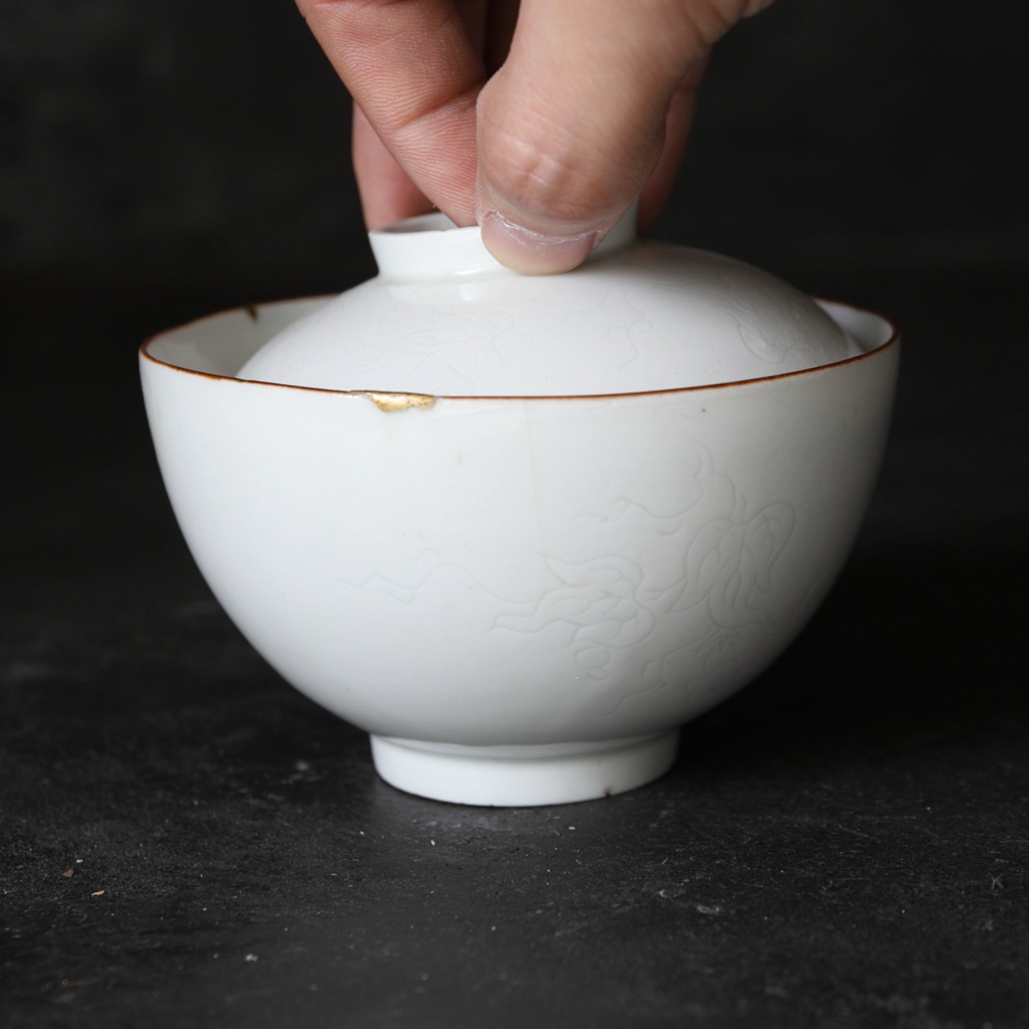 CIOTOLA DA TÈ CON COPERCHIO, Ko-Imari / Stile Kakiemon, porcellana bianca con decorazione di erbe e insetti, Periodo Edo(1603–1867 d.C.)