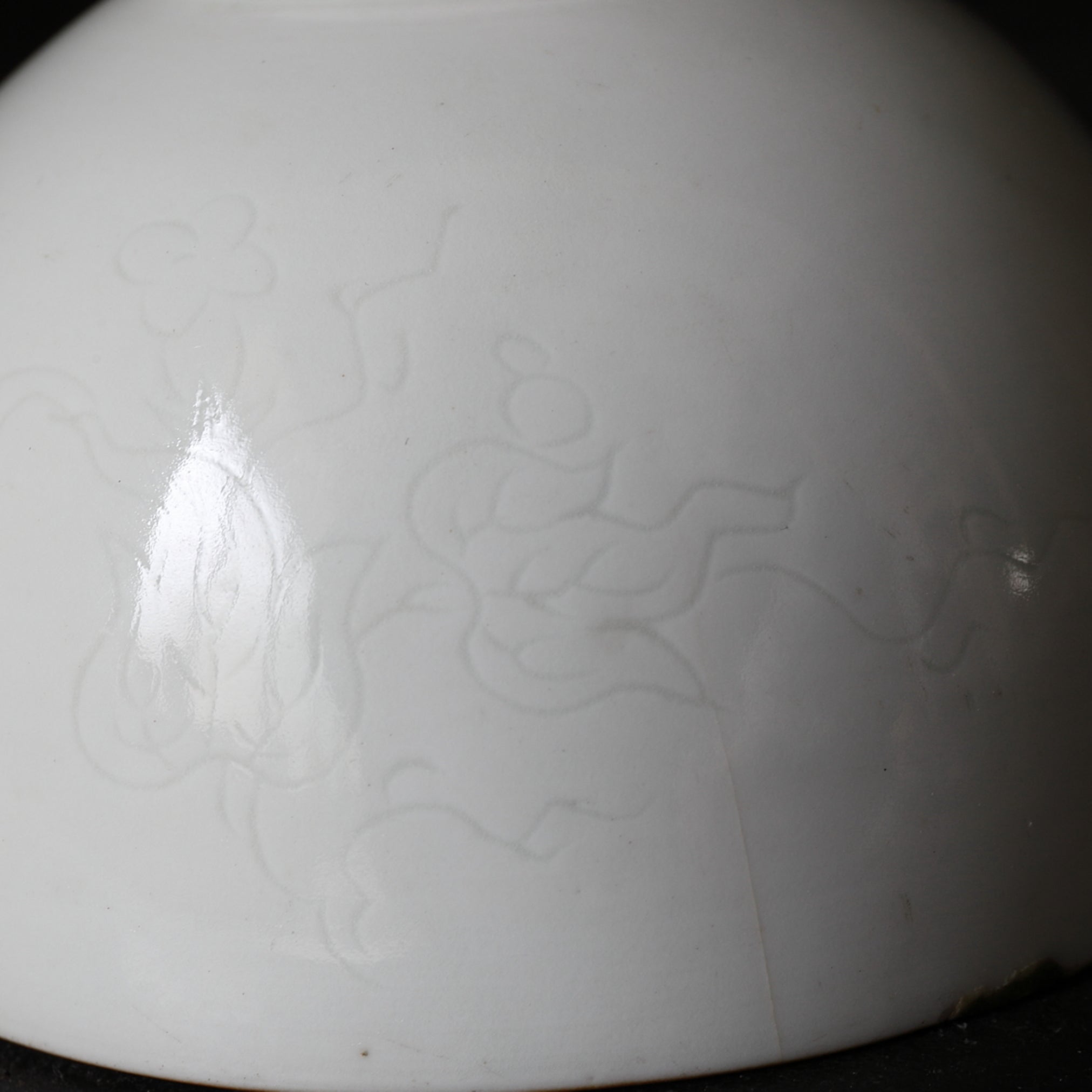 CIOTOLA DA TÈ CON COPERCHIO, Ko-Imari / Stile Kakiemon, porcellana bianca con decorazione di erbe e insetti, Periodo Edo(1603–1867 d.C.)