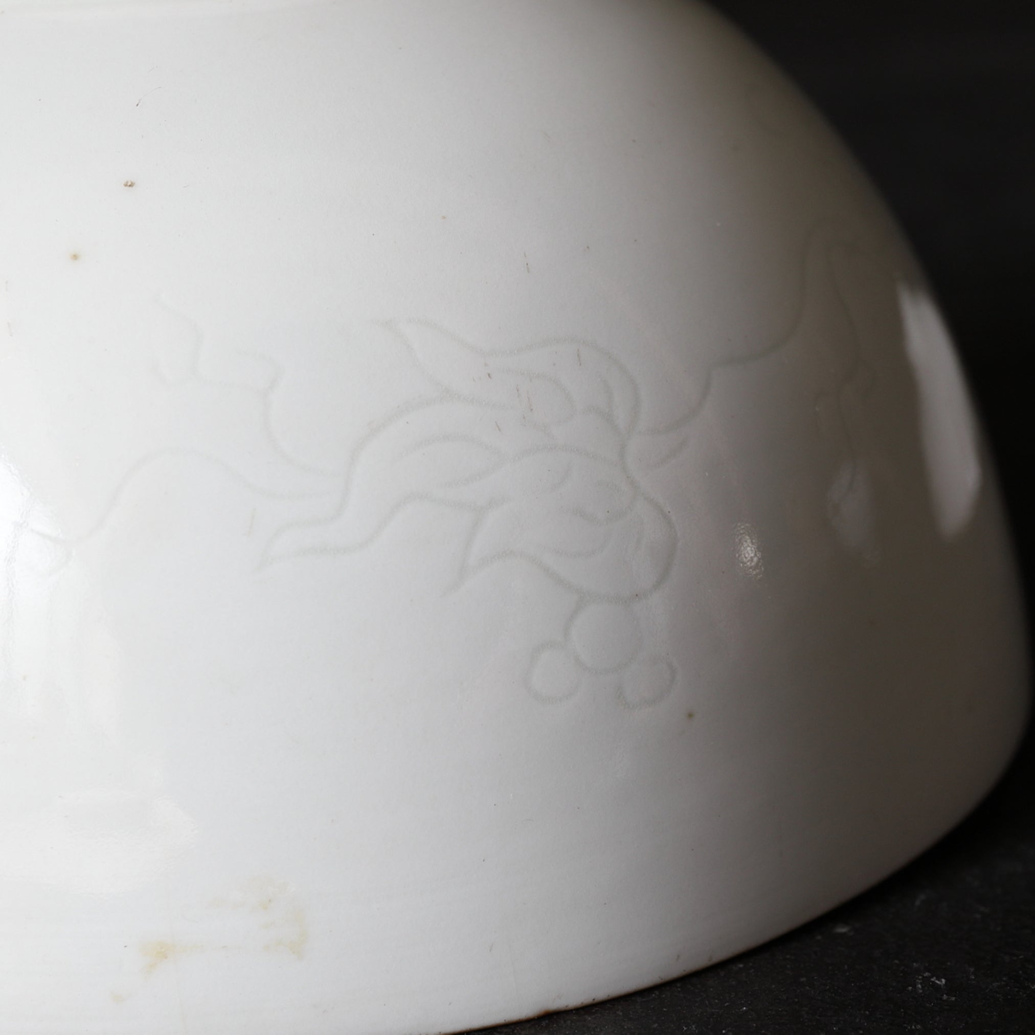 CIOTOLA DA TÈ CON COPERCHIO, Ko-Imari / Stile Kakiemon, porcellana bianca con decorazione di erbe e insetti, Periodo Edo(1603–1867 d.C.)