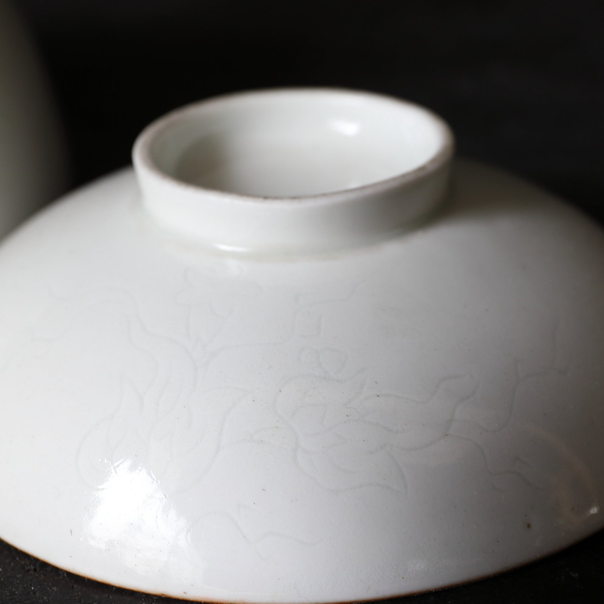 CIOTOLA DA TÈ CON COPERCHIO, Ko-Imari / Stile Kakiemon, porcellana bianca con decorazione di erbe e insetti, Periodo Edo(1603–1867 d.C.)