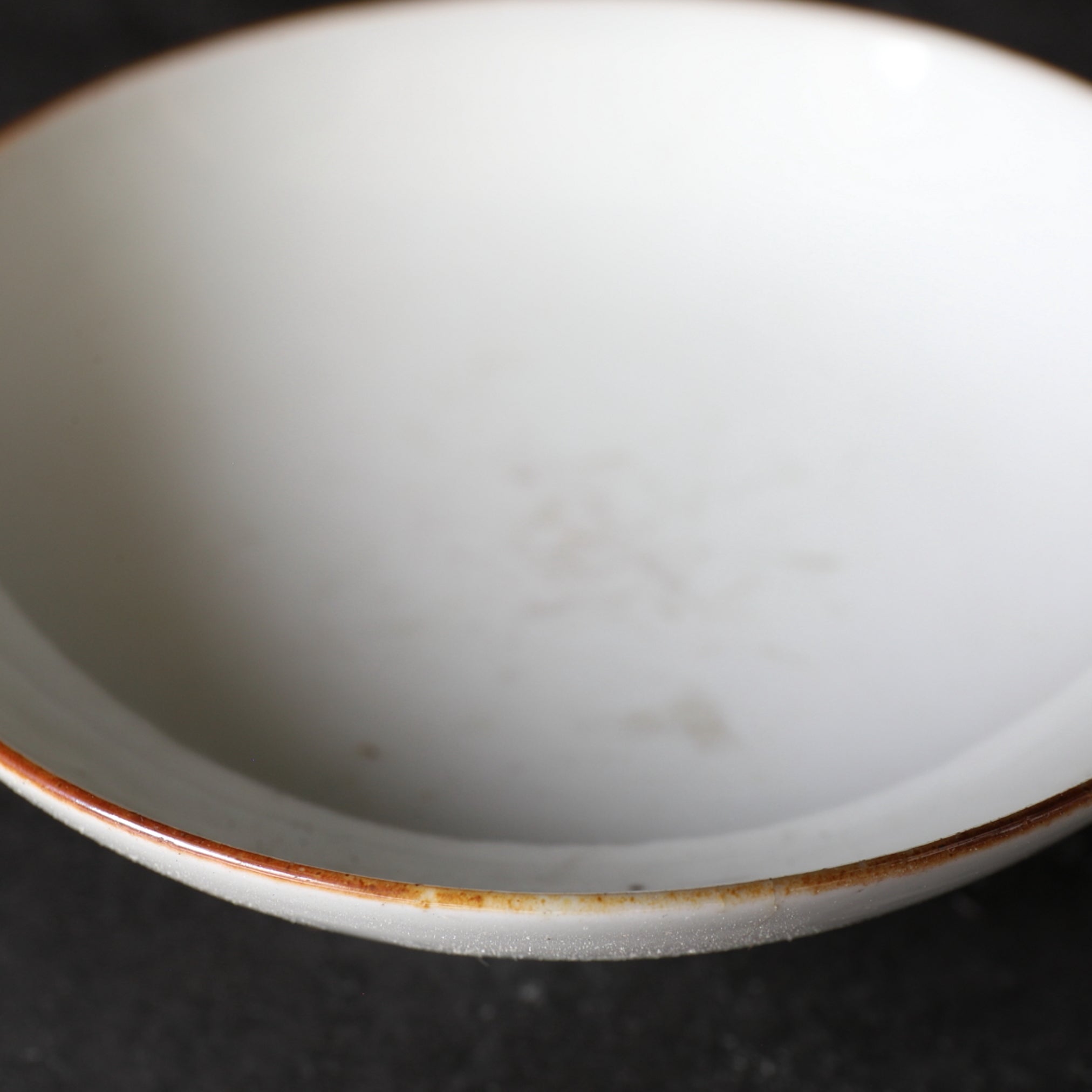 CIOTOLA DA TÈ CON COPERCHIO, Ko-Imari / Stile Kakiemon, porcellana bianca con decorazione di erbe e insetti, Periodo Edo(1603–1867 d.C.)