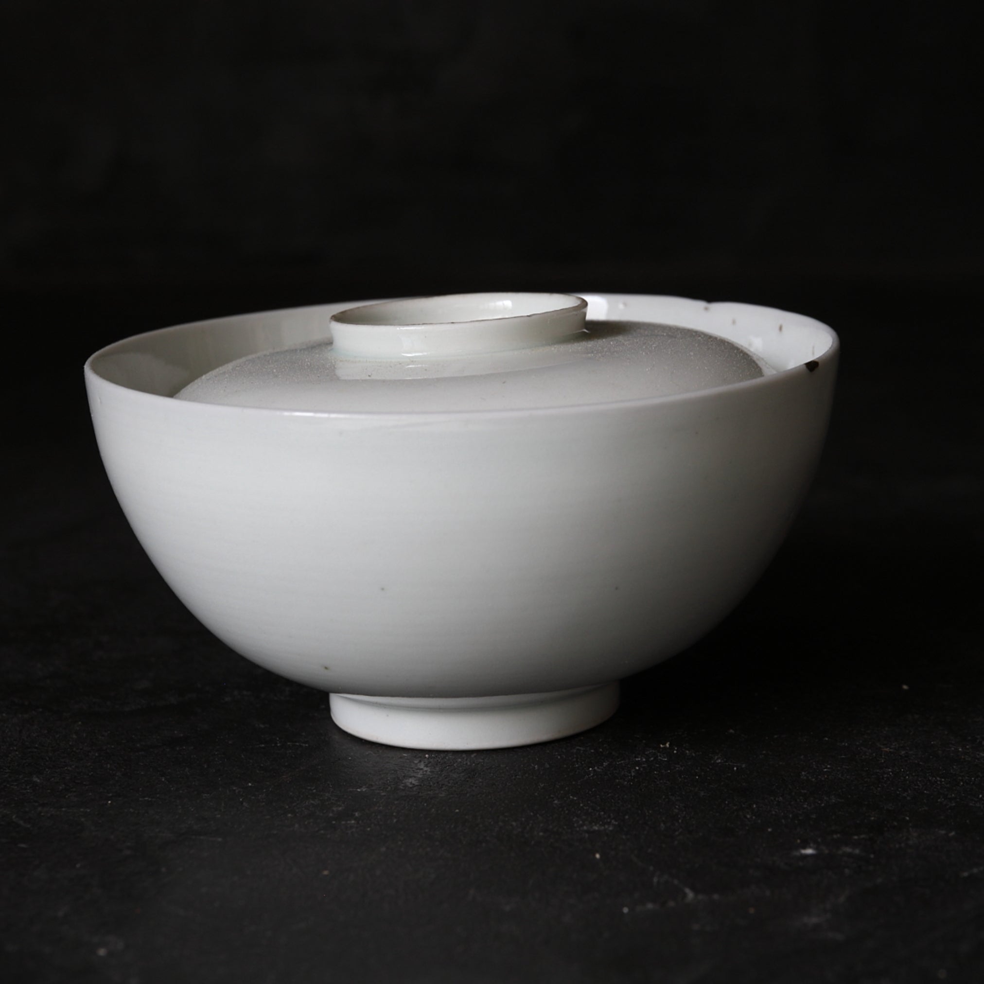 CUENCO DE TÉ CON TAPA, Ko-Imari / Estilo Kakiemon, porcelana blanca, Período Edo(1603–1867 d. C.)