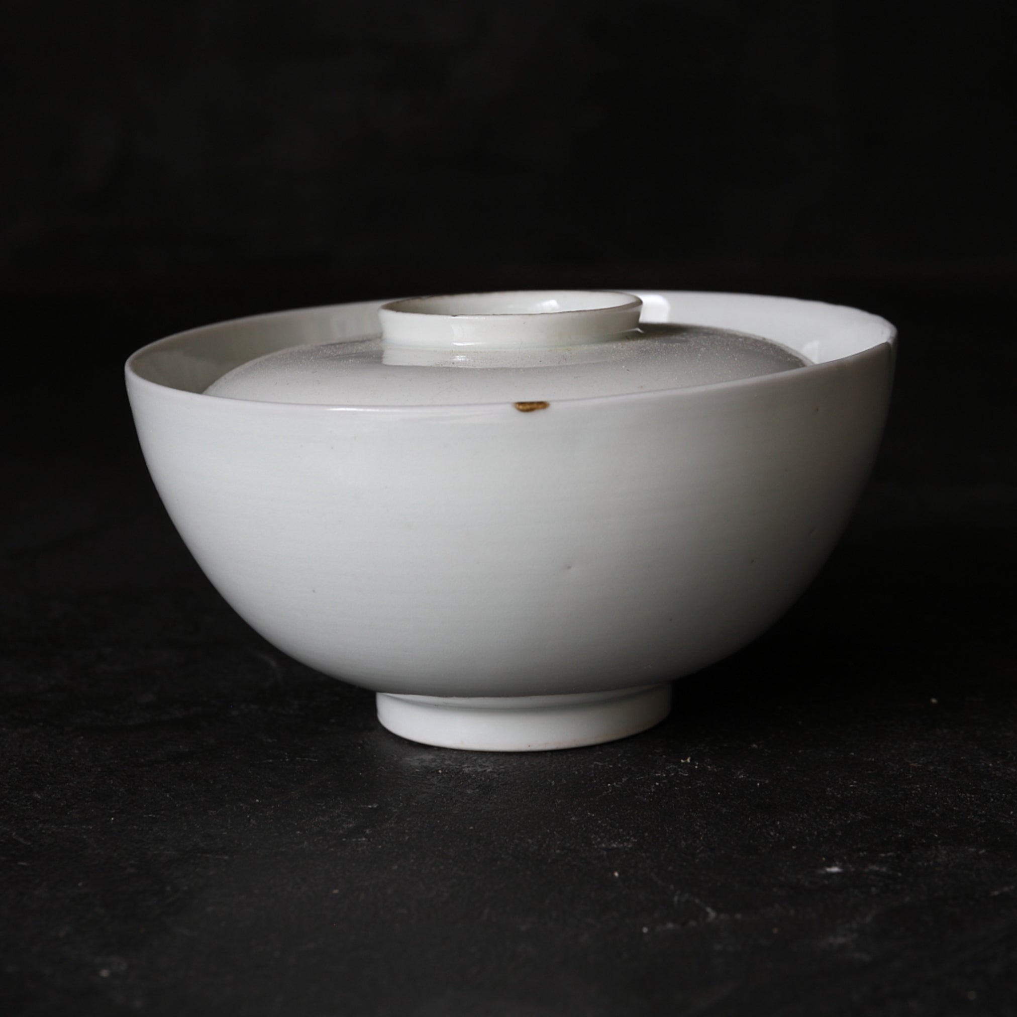 CUENCO DE TÉ CON TAPA, Ko-Imari / Estilo Kakiemon, porcelana blanca, Período Edo(1603–1867 d. C.)