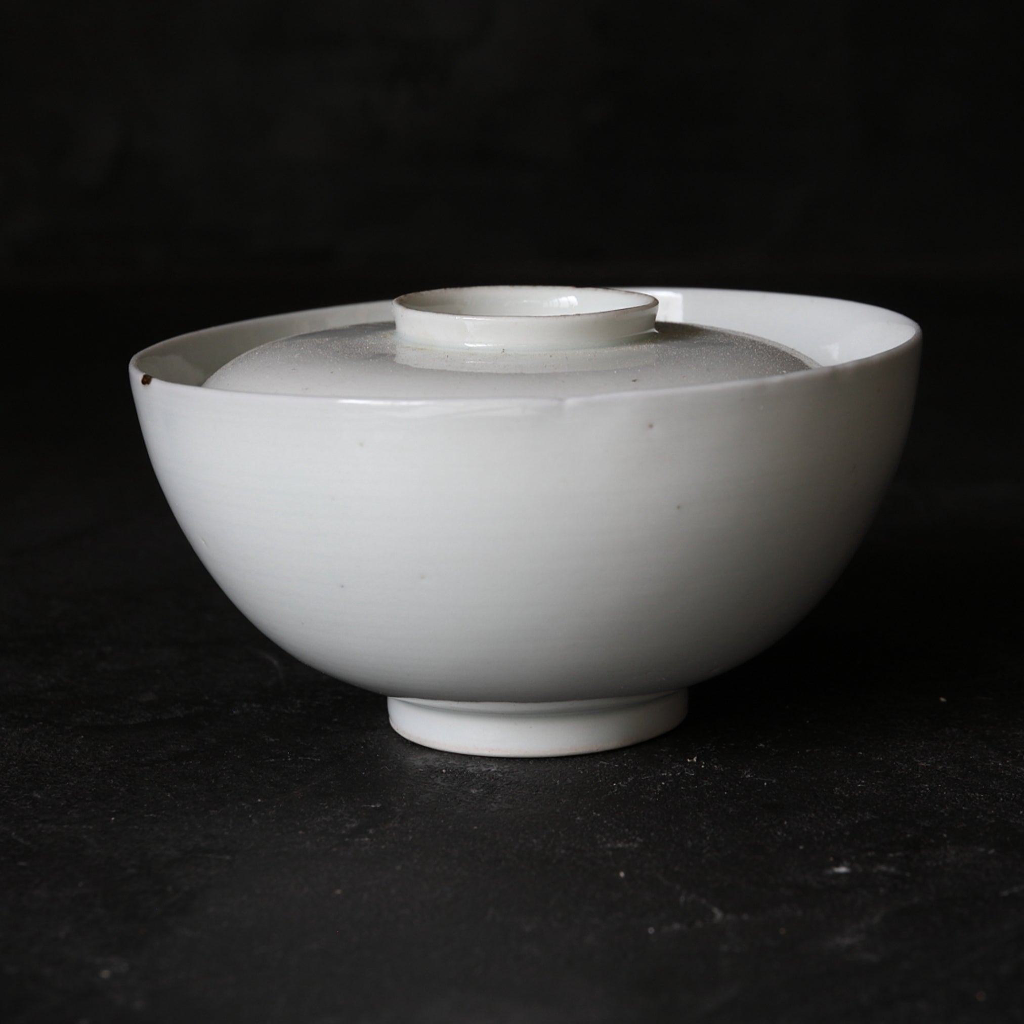 CUENCO DE TÉ CON TAPA, Ko-Imari / Estilo Kakiemon, porcelana blanca, Período Edo(1603–1867 d. C.)