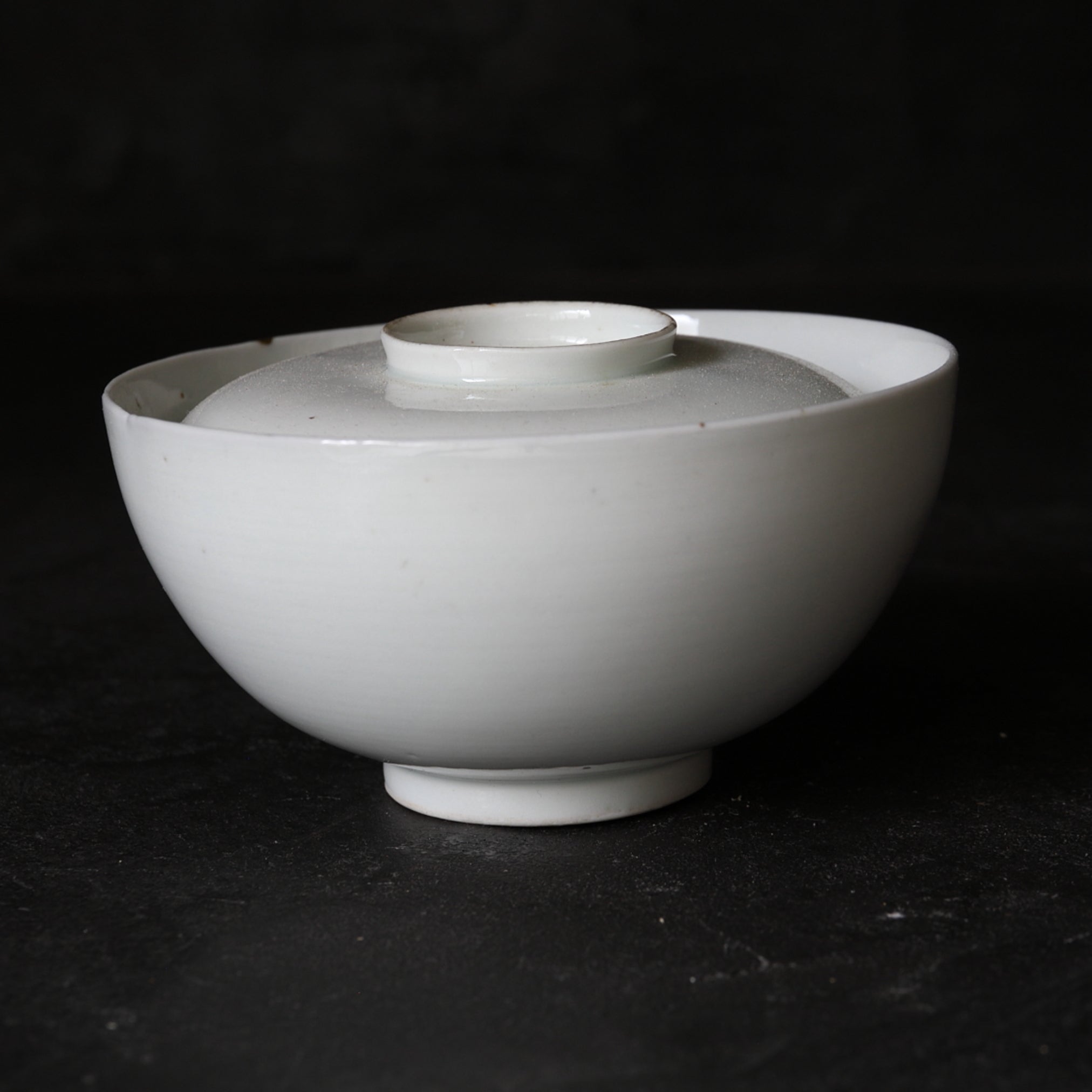 CUENCO DE TÉ CON TAPA, Ko-Imari / Estilo Kakiemon, porcelana blanca, Período Edo(1603–1867 d. C.)