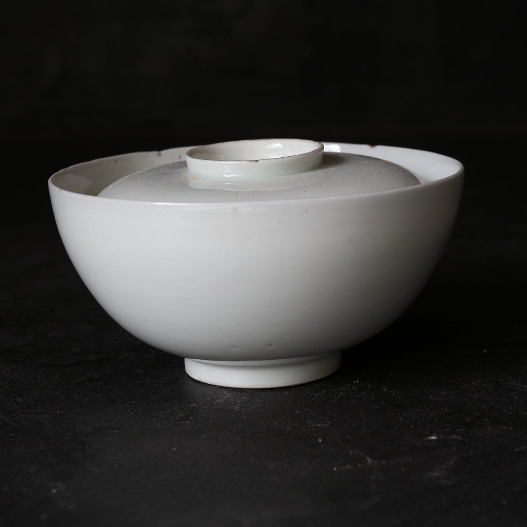 CUENCO DE TÉ CON TAPA, Ko-Imari / Estilo Kakiemon, porcelana blanca, Período Edo(1603–1867 d. C.)