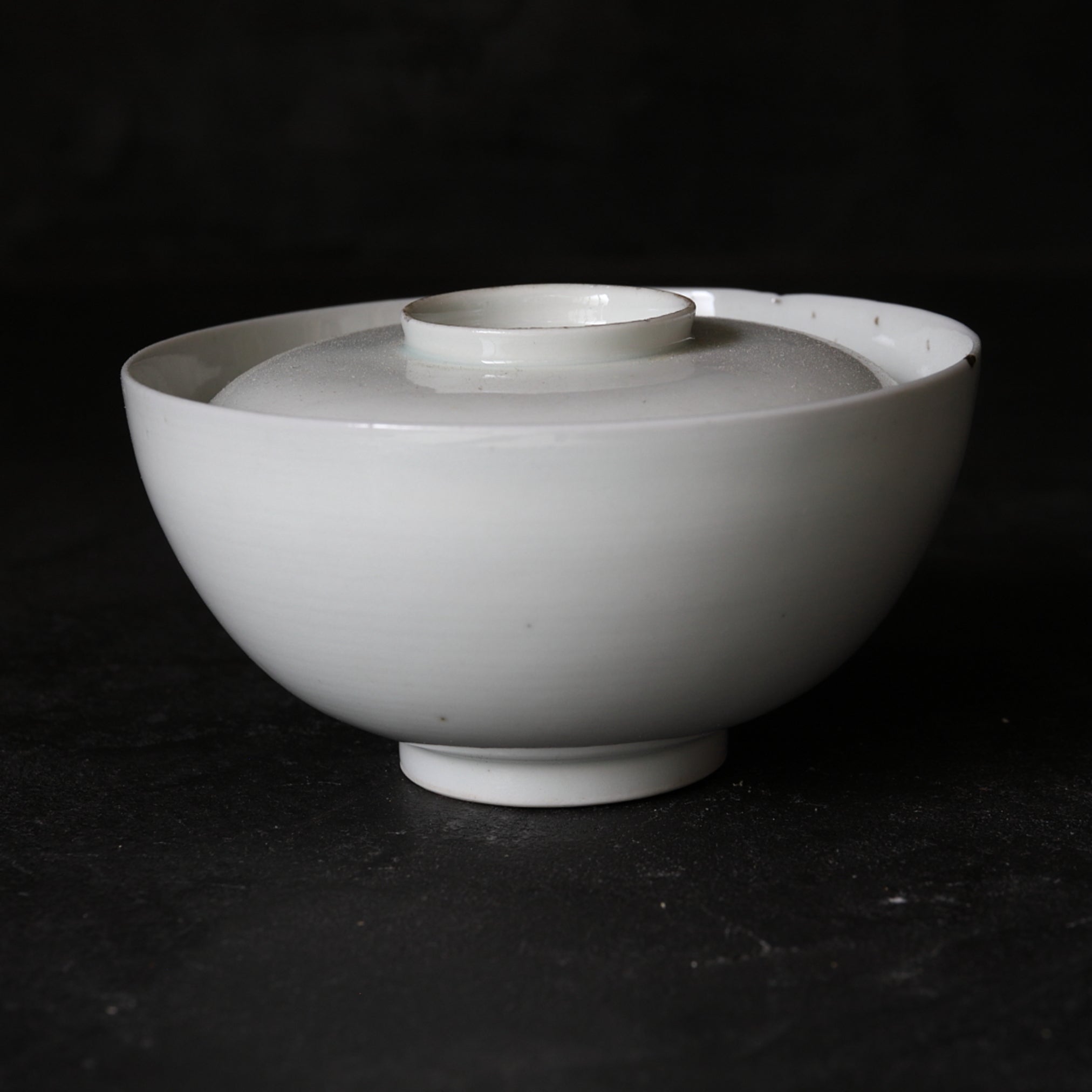 CUENCO DE TÉ CON TAPA, Ko-Imari / Estilo Kakiemon, porcelana blanca, Período Edo(1603–1867 d. C.)
