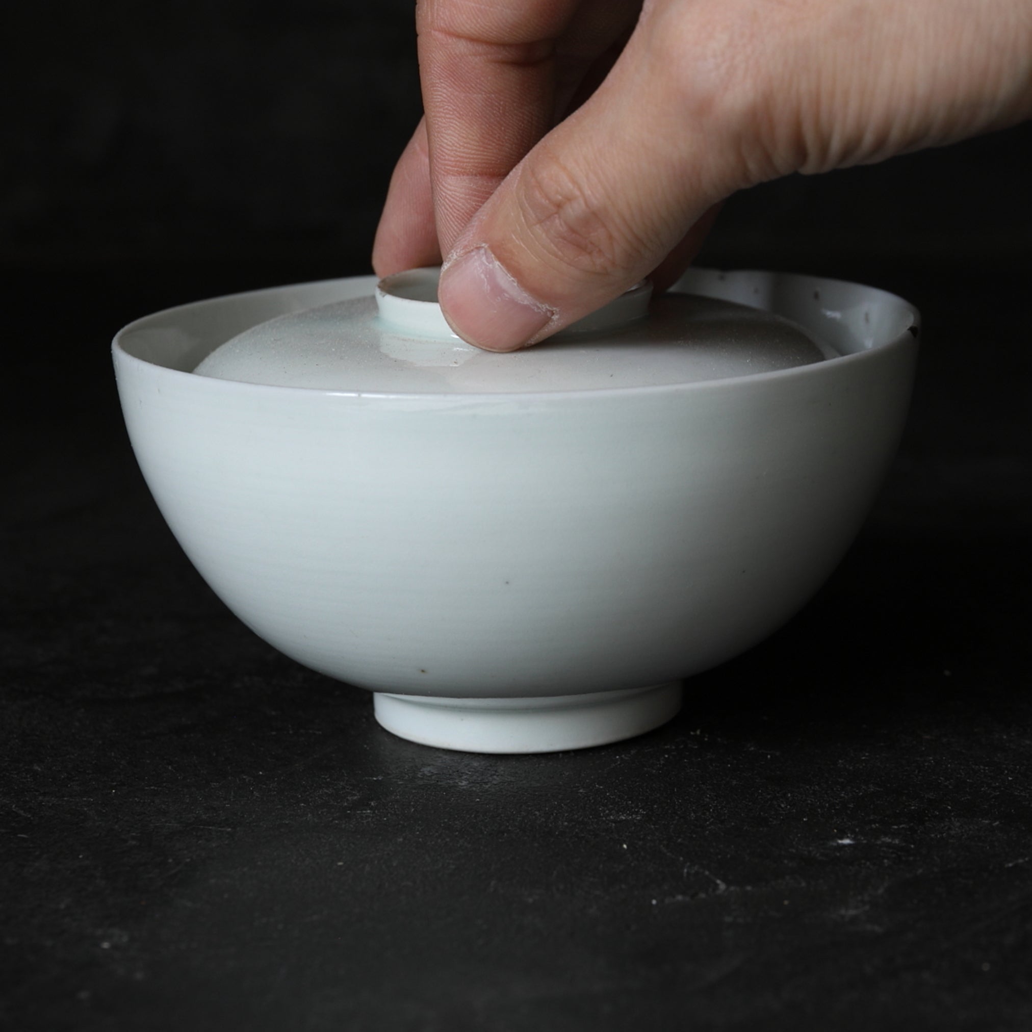 CUENCO DE TÉ CON TAPA, Ko-Imari / Estilo Kakiemon, porcelana blanca, Período Edo(1603–1867 d. C.)