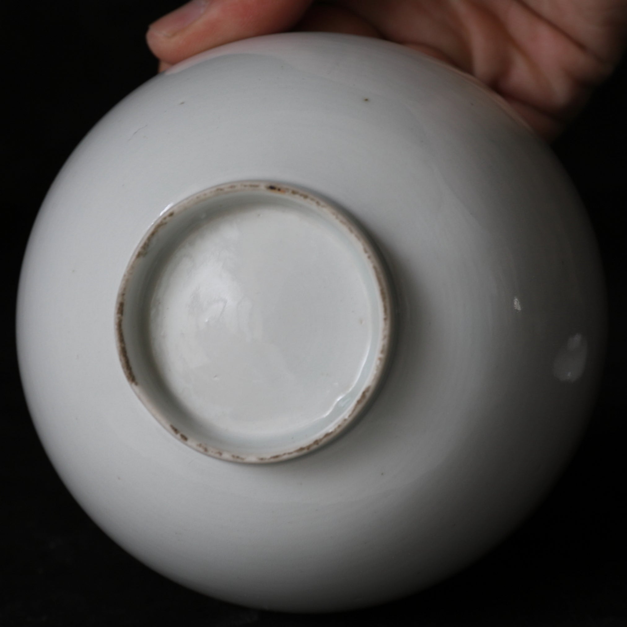 CUENCO DE TÉ CON TAPA, Ko-Imari / Estilo Kakiemon, porcelana blanca, Período Edo(1603–1867 d. C.)