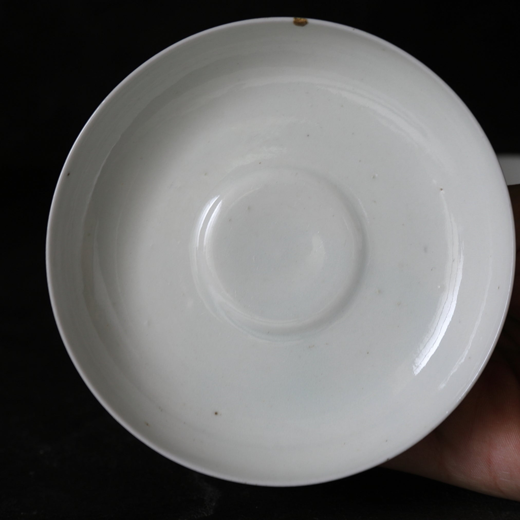 CUENCO DE TÉ CON TAPA, Ko-Imari / Estilo Kakiemon, porcelana blanca, Período Edo(1603–1867 d. C.)