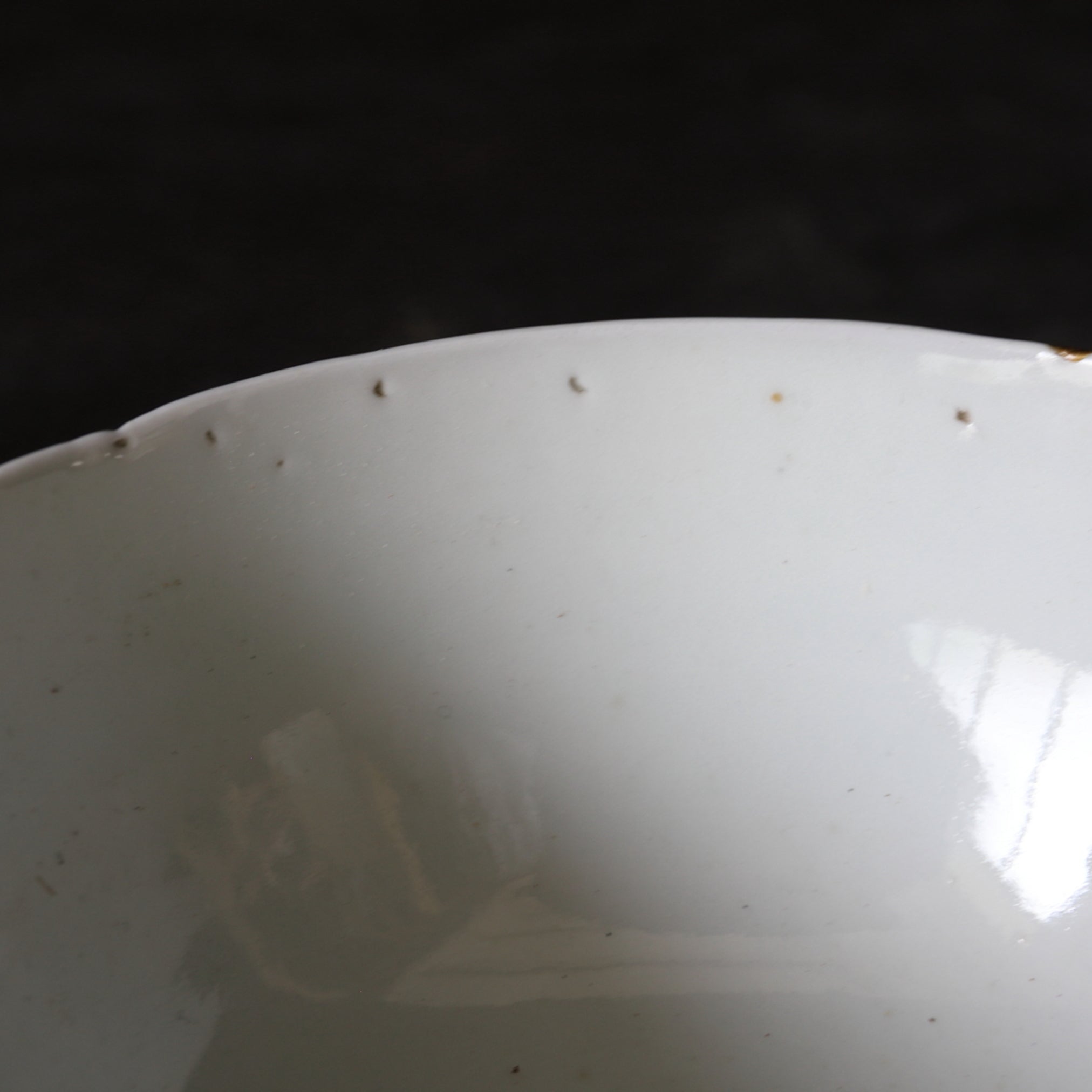 CUENCO DE TÉ CON TAPA, Ko-Imari / Estilo Kakiemon, porcelana blanca, Período Edo(1603–1867 d. C.)