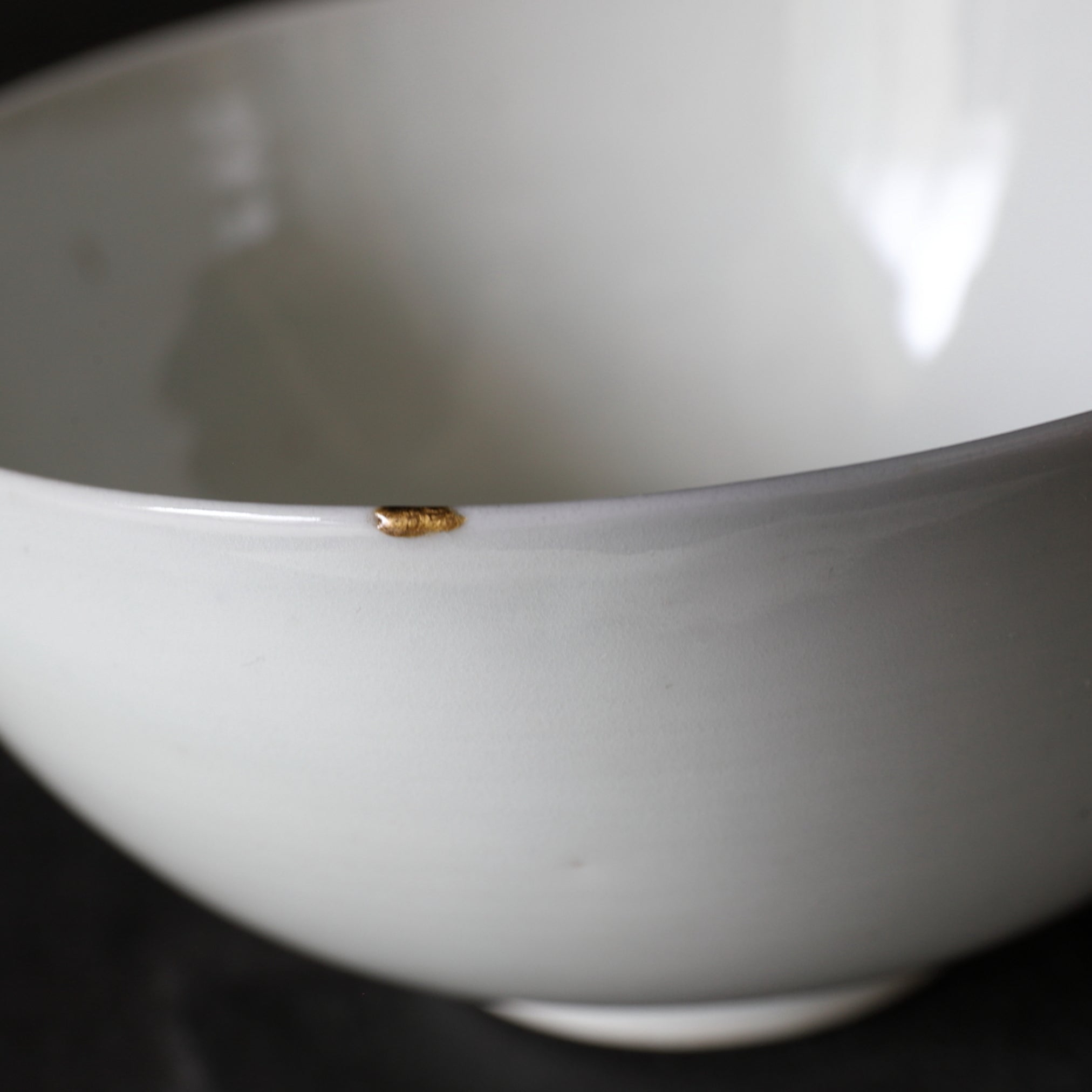 CUENCO DE TÉ CON TAPA, Ko-Imari / Estilo Kakiemon, porcelana blanca, Período Edo(1603–1867 d. C.)