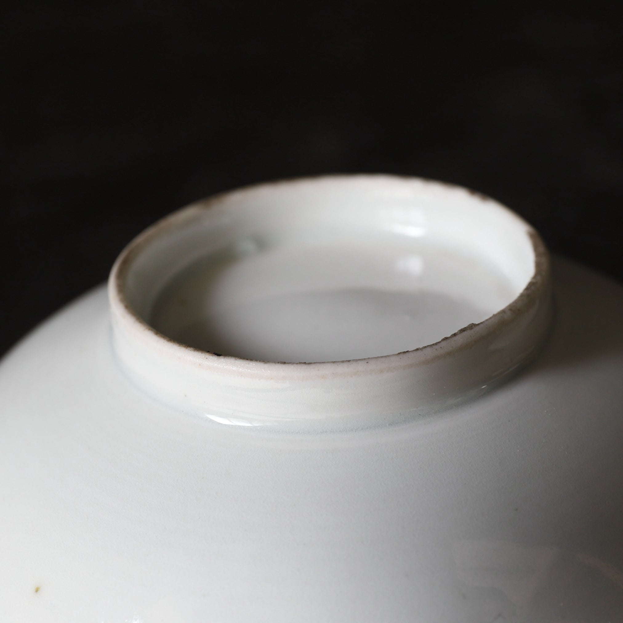 CUENCO DE TÉ CON TAPA, Ko-Imari / Estilo Kakiemon, porcelana blanca, Período Edo(1603–1867 d. C.)