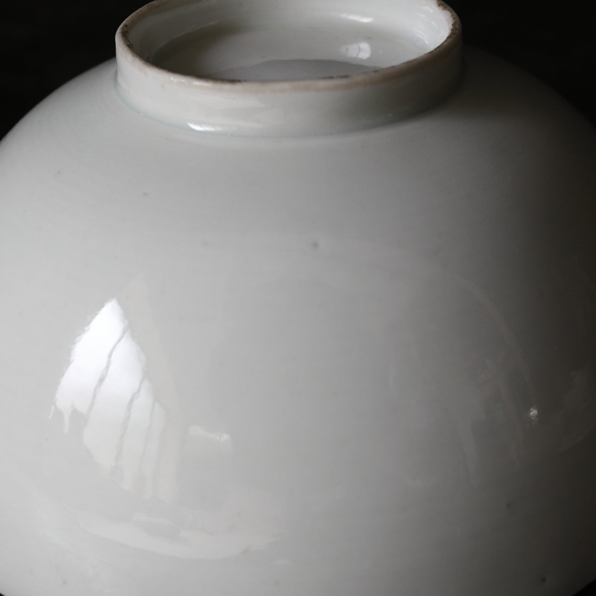 CUENCO DE TÉ CON TAPA, Ko-Imari / Estilo Kakiemon, porcelana blanca, Período Edo(1603–1867 d. C.)