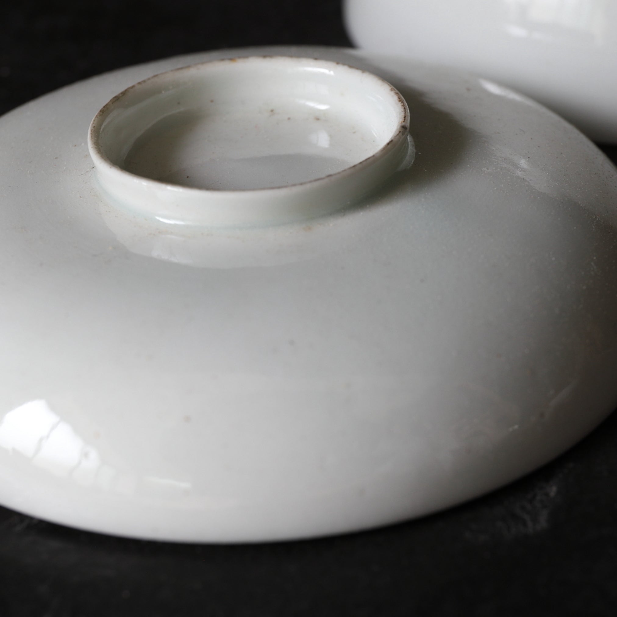 CUENCO DE TÉ CON TAPA, Ko-Imari / Estilo Kakiemon, porcelana blanca, Período Edo(1603–1867 d. C.)