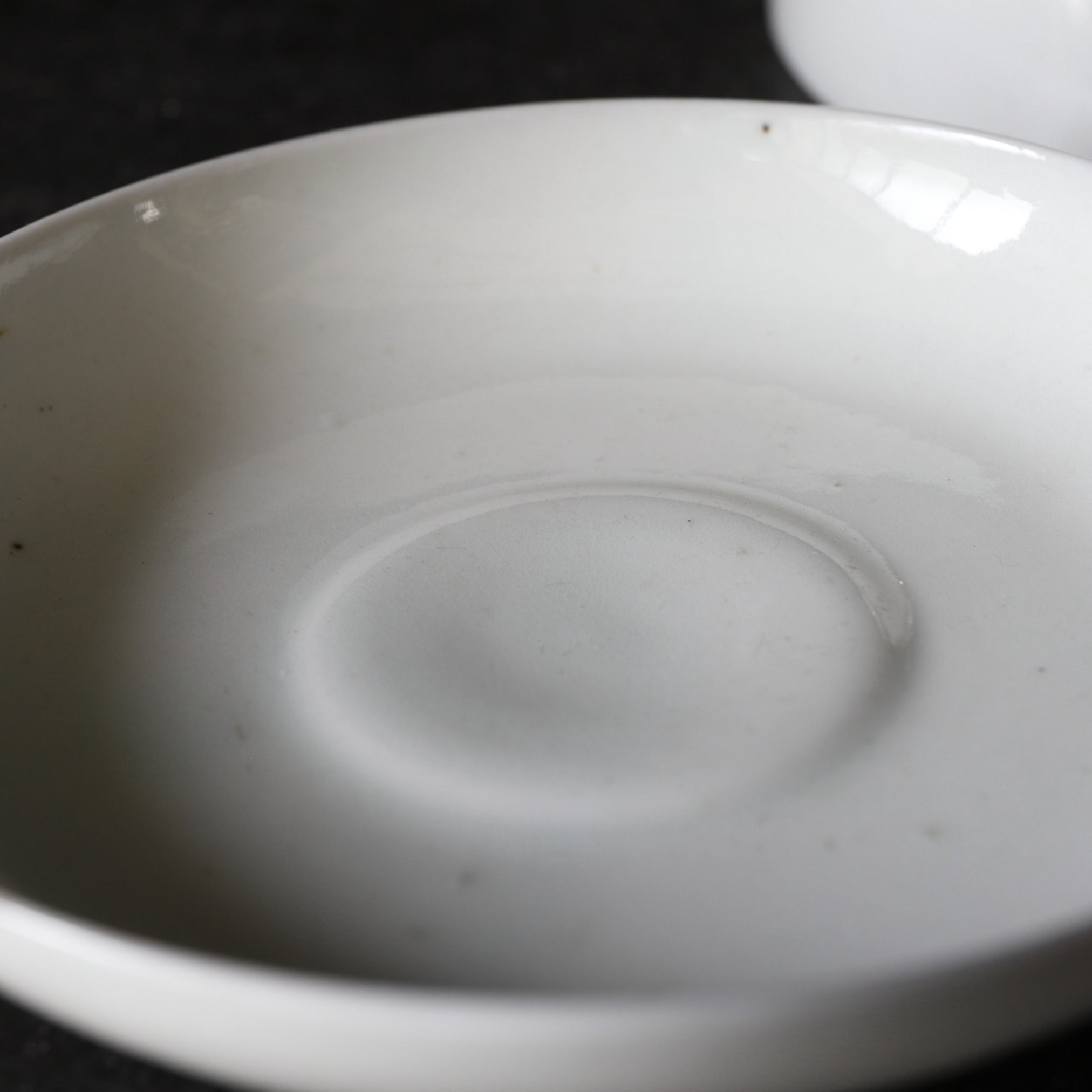 CUENCO DE TÉ CON TAPA, Ko-Imari / Estilo Kakiemon, porcelana blanca, Período Edo(1603–1867 d. C.)