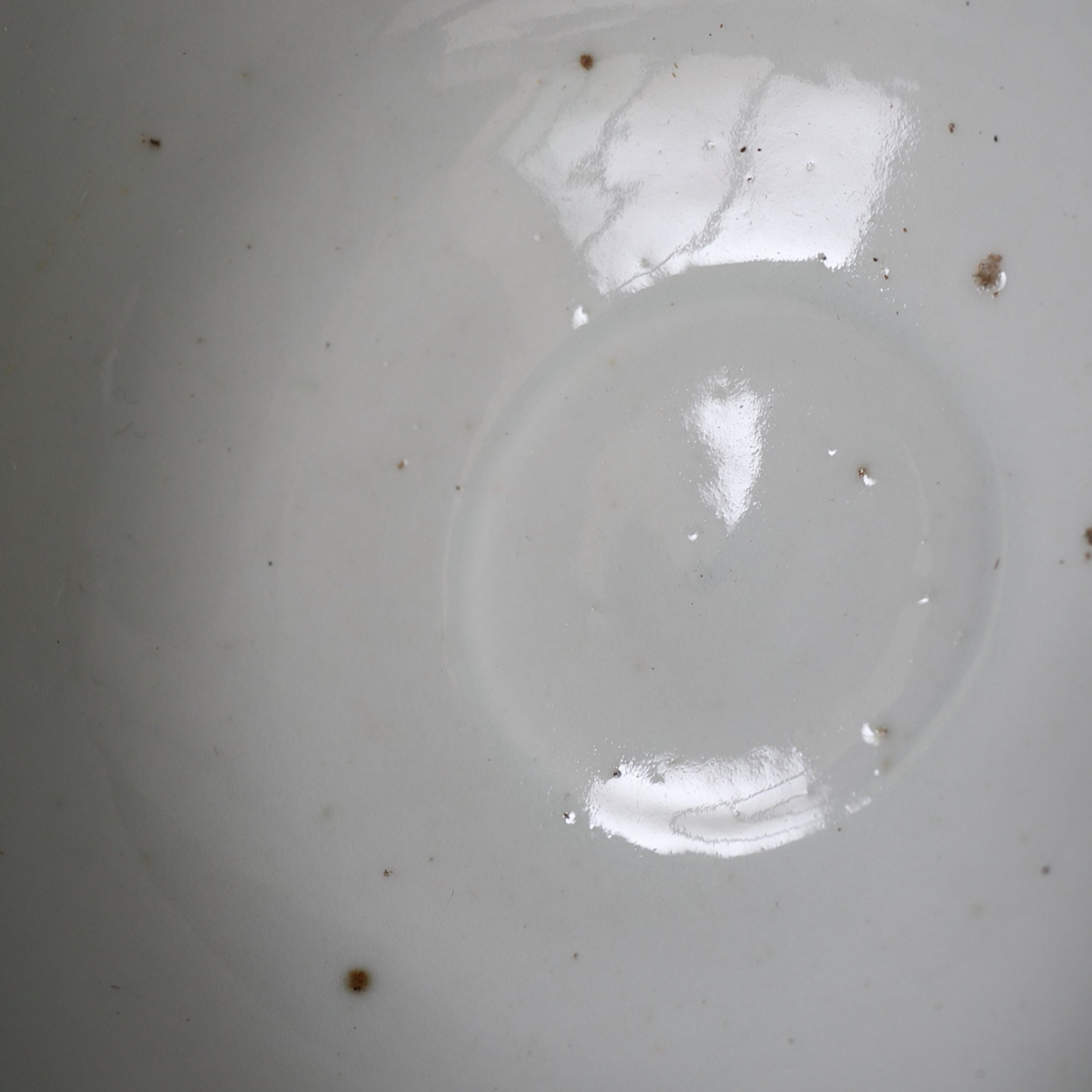 CUENCO DE TÉ CON TAPA, Ko-Imari / Estilo Kakiemon, porcelana blanca, Período Edo(1603–1867 d. C.)
