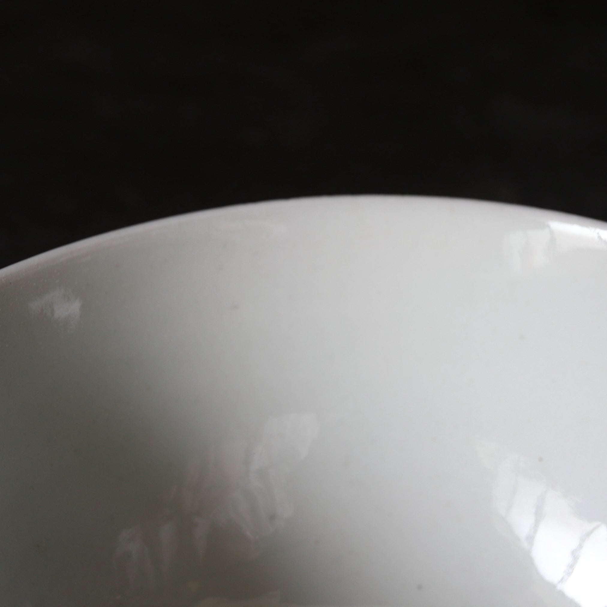 CUENCO DE TÉ CON TAPA, Ko-Imari / Estilo Kakiemon, porcelana blanca, Período Edo(1603–1867 d. C.)