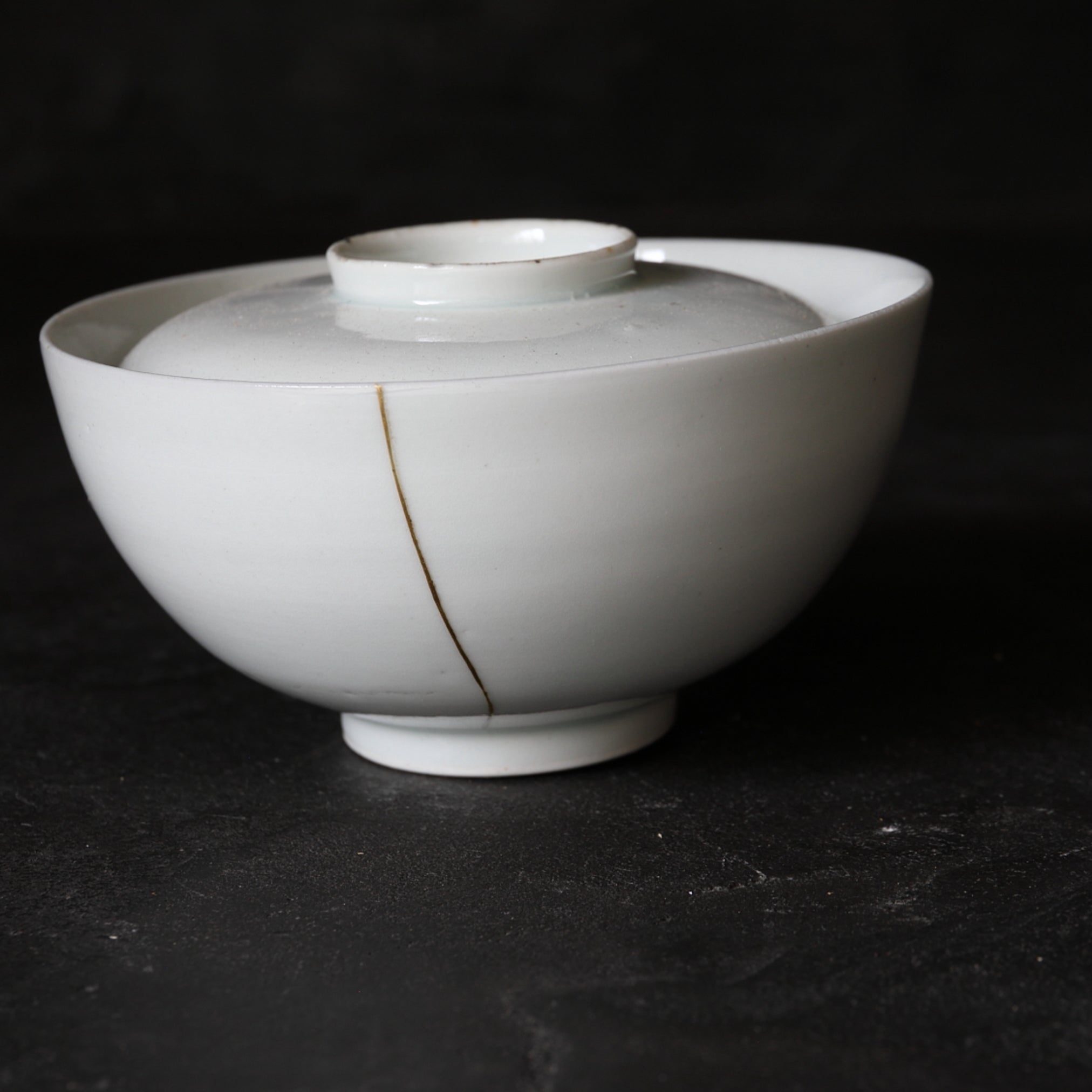 CUENCO DE TÉ CON TAPA, Ko-Imari / Estilo Kakiemon, porcelana blanca, Período Edo(1603–1867 d. C.)