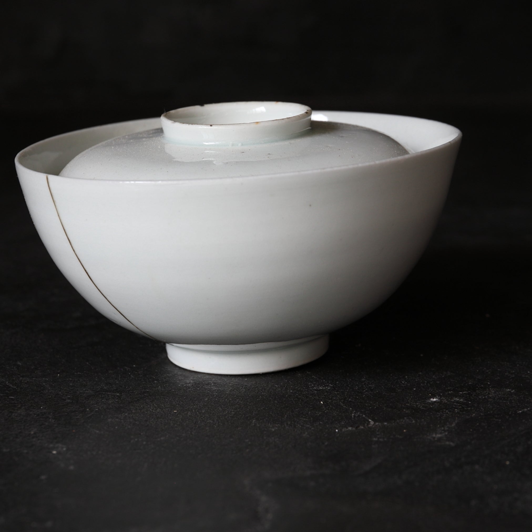 CUENCO DE TÉ CON TAPA, Ko-Imari / Estilo Kakiemon, porcelana blanca, Período Edo(1603–1867 d. C.)