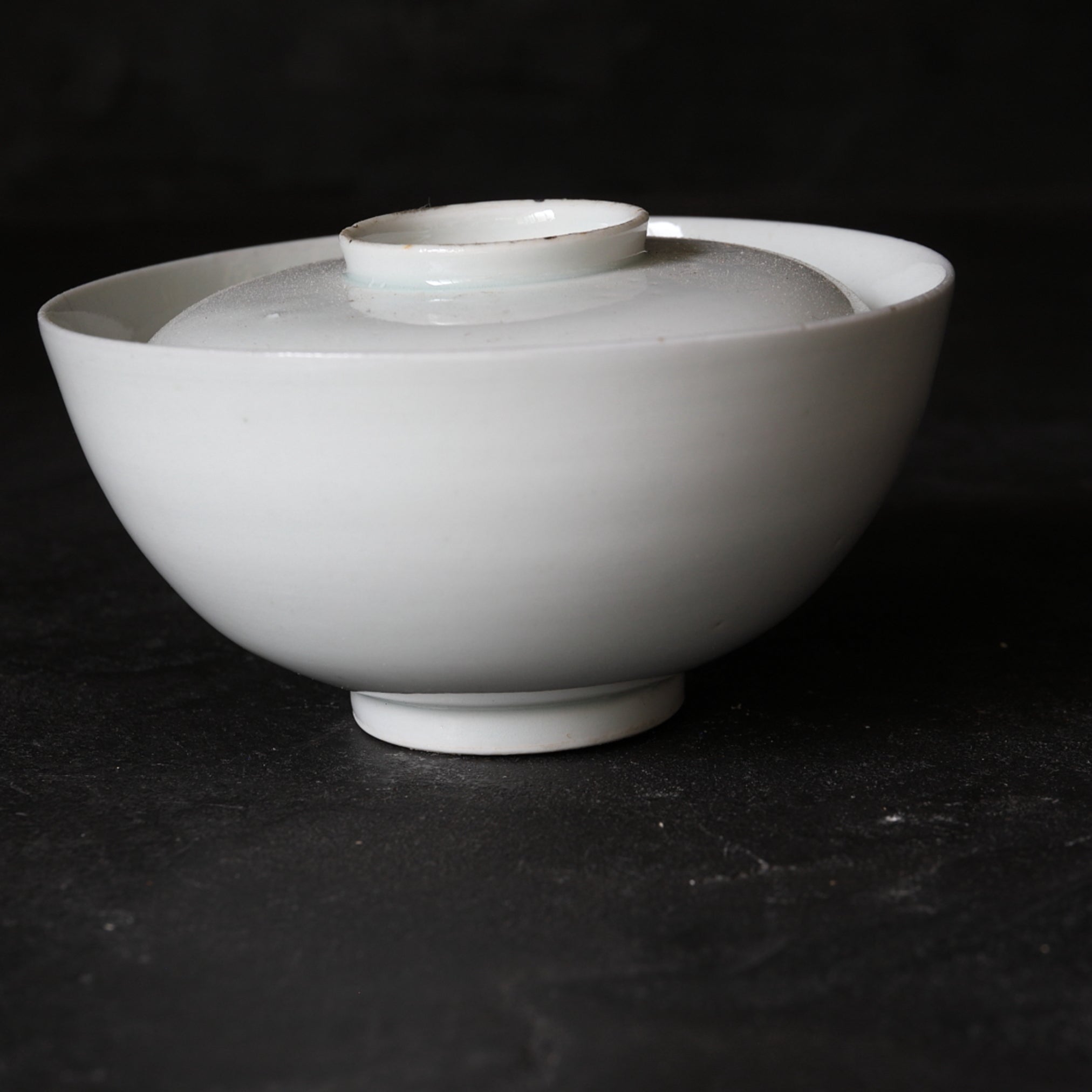 CUENCO DE TÉ CON TAPA, Ko-Imari / Estilo Kakiemon, porcelana blanca, Período Edo(1603–1867 d. C.)