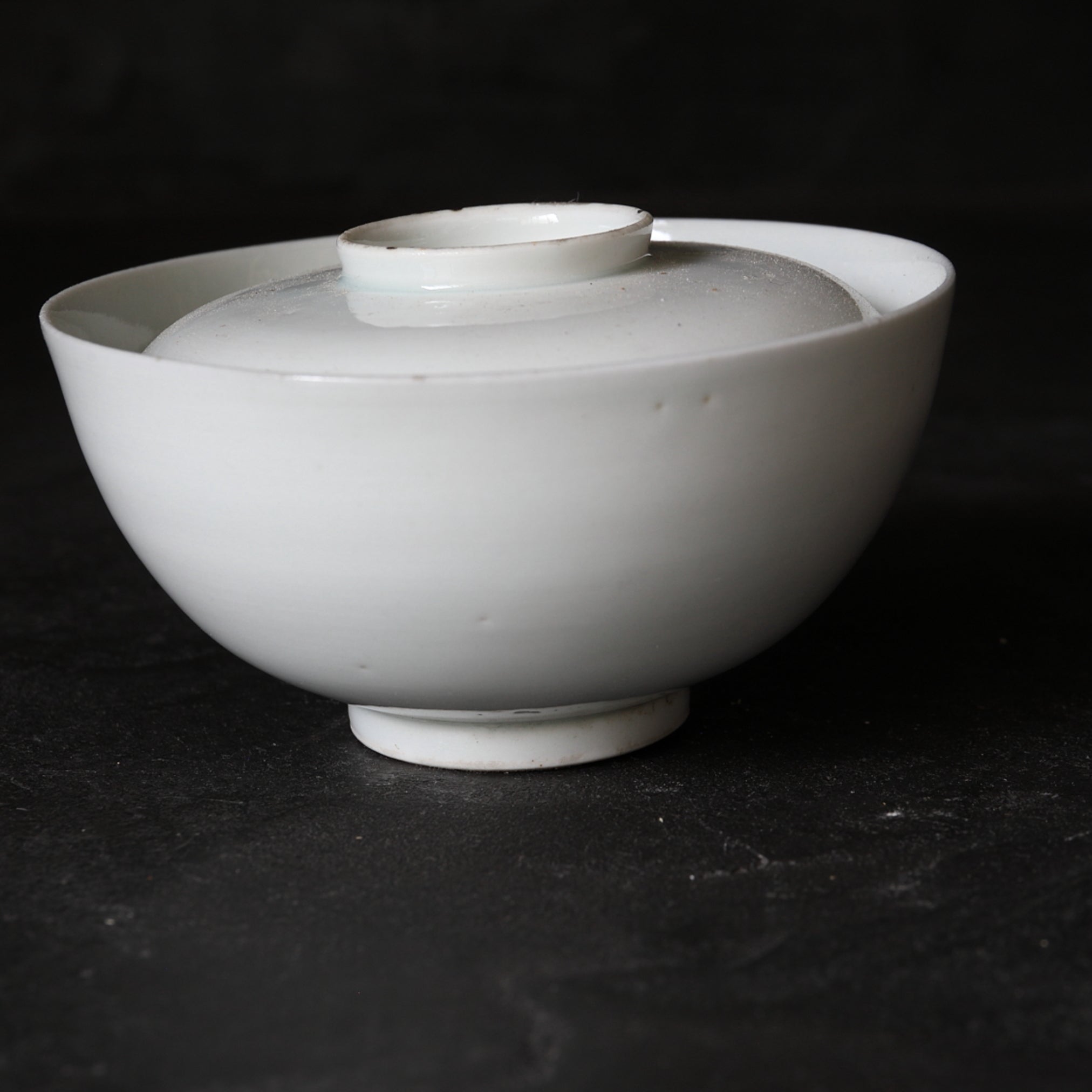 CUENCO DE TÉ CON TAPA, Ko-Imari / Estilo Kakiemon, porcelana blanca, Período Edo(1603–1867 d. C.)