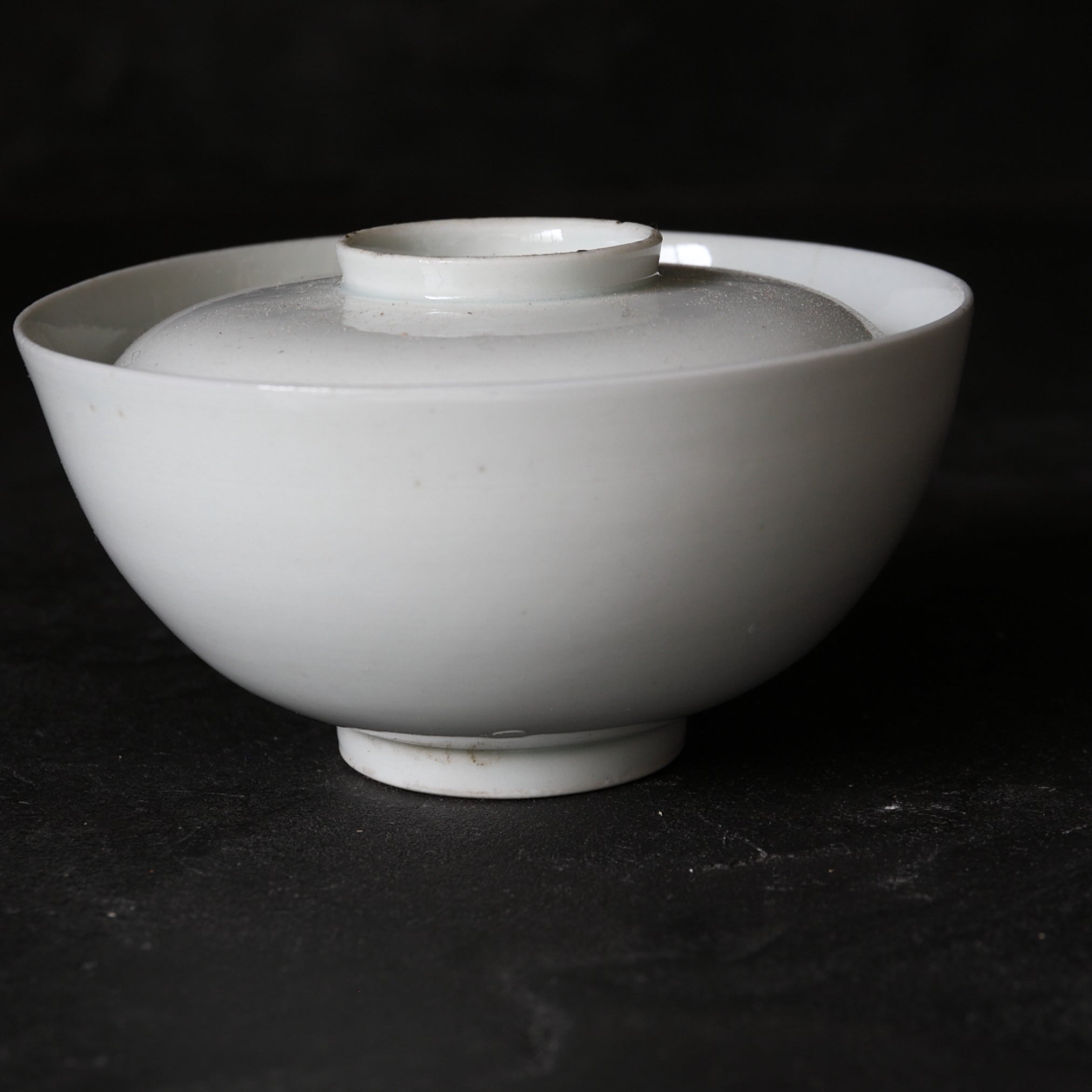 CUENCO DE TÉ CON TAPA, Ko-Imari / Estilo Kakiemon, porcelana blanca, Período Edo(1603–1867 d. C.)
