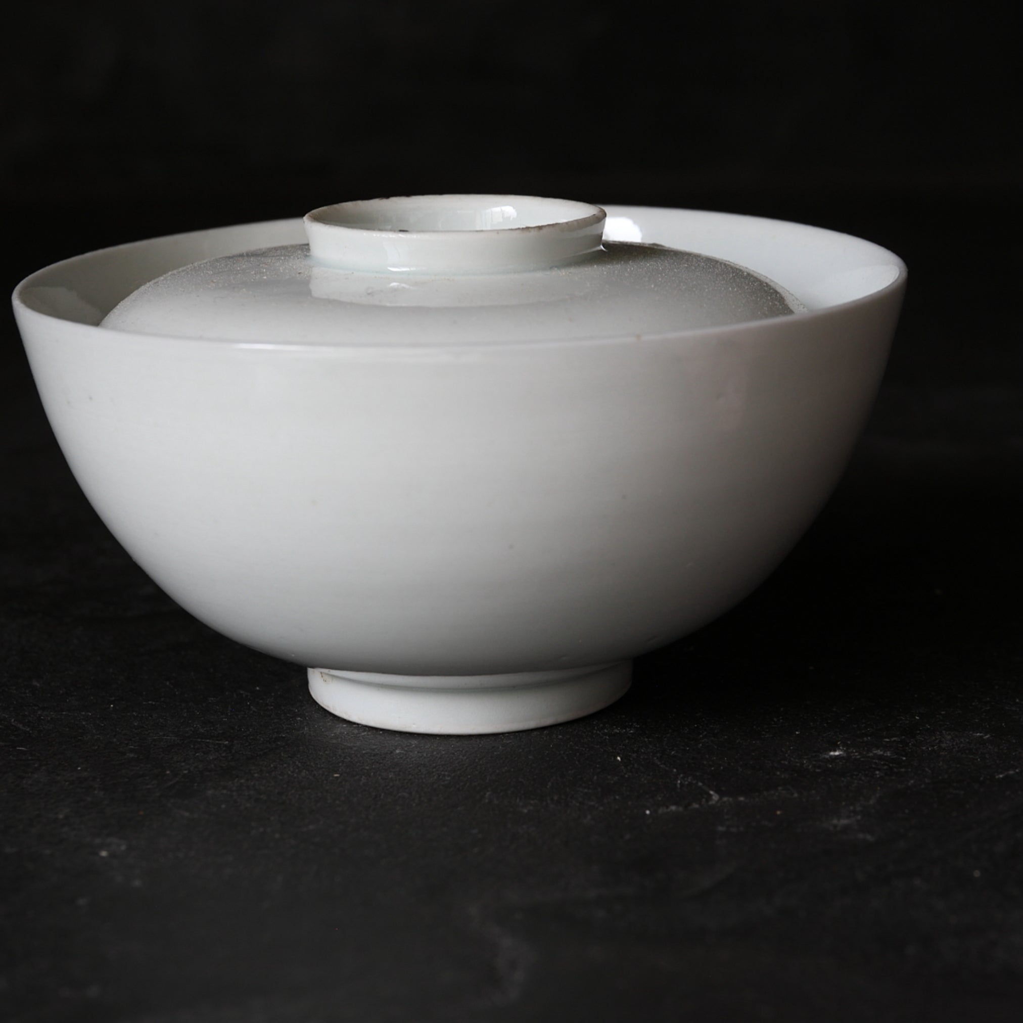 CUENCO DE TÉ CON TAPA, Ko-Imari / Estilo Kakiemon, porcelana blanca, Período Edo(1603–1867 d. C.)
