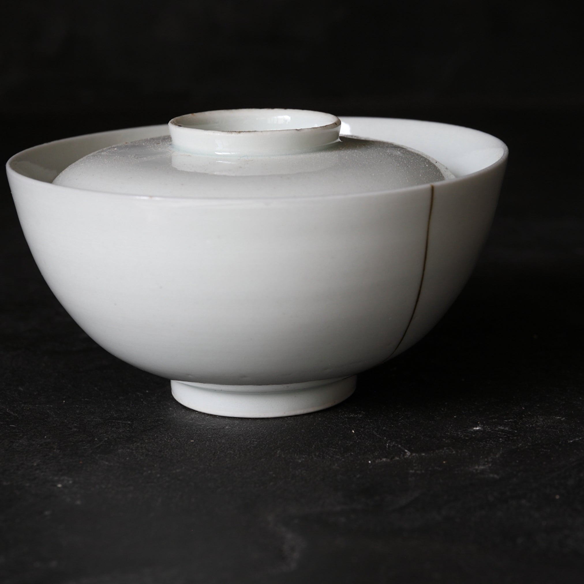 CUENCO DE TÉ CON TAPA, Ko-Imari / Estilo Kakiemon, porcelana blanca, Período Edo(1603–1867 d. C.)