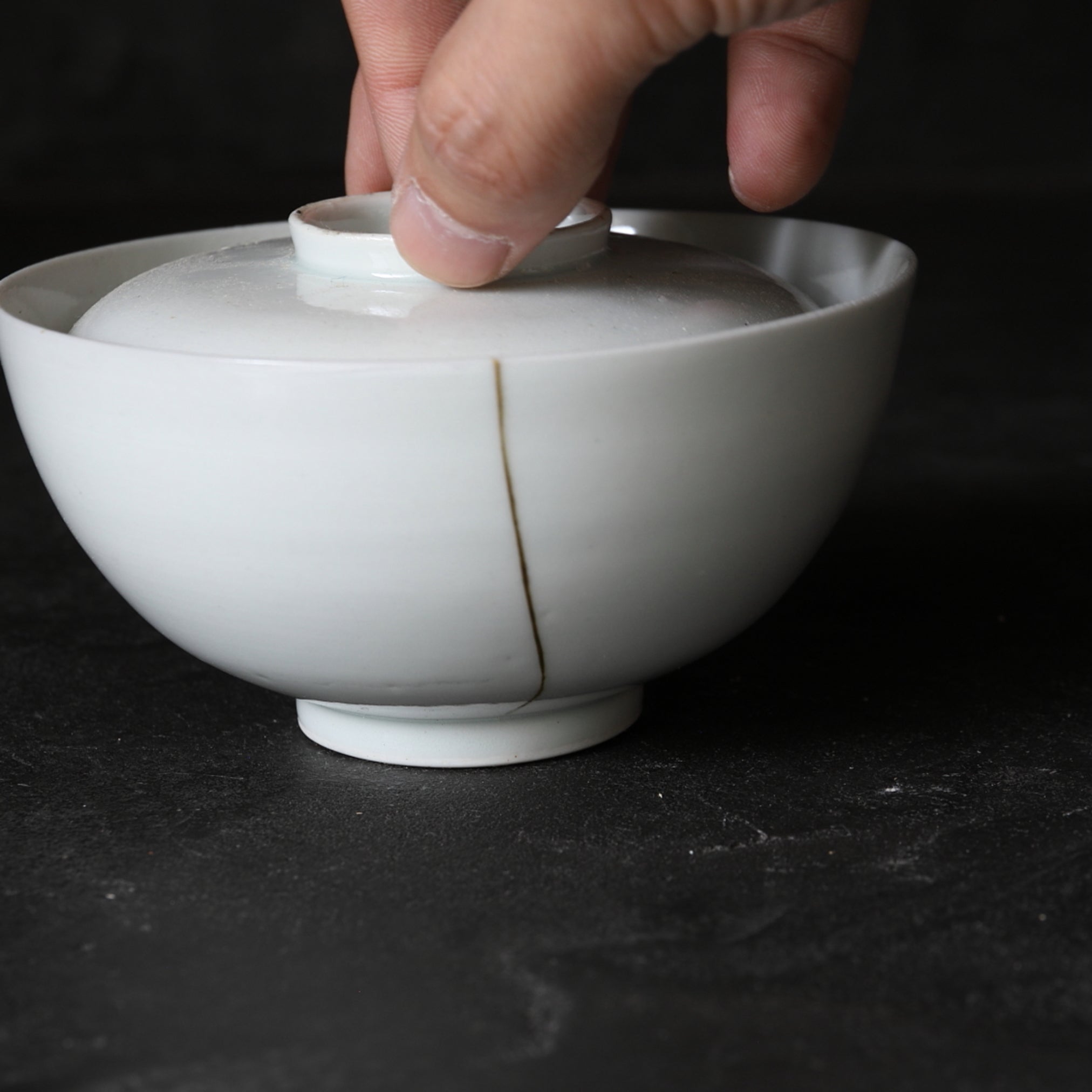 CUENCO DE TÉ CON TAPA, Ko-Imari / Estilo Kakiemon, porcelana blanca, Período Edo(1603–1867 d. C.)