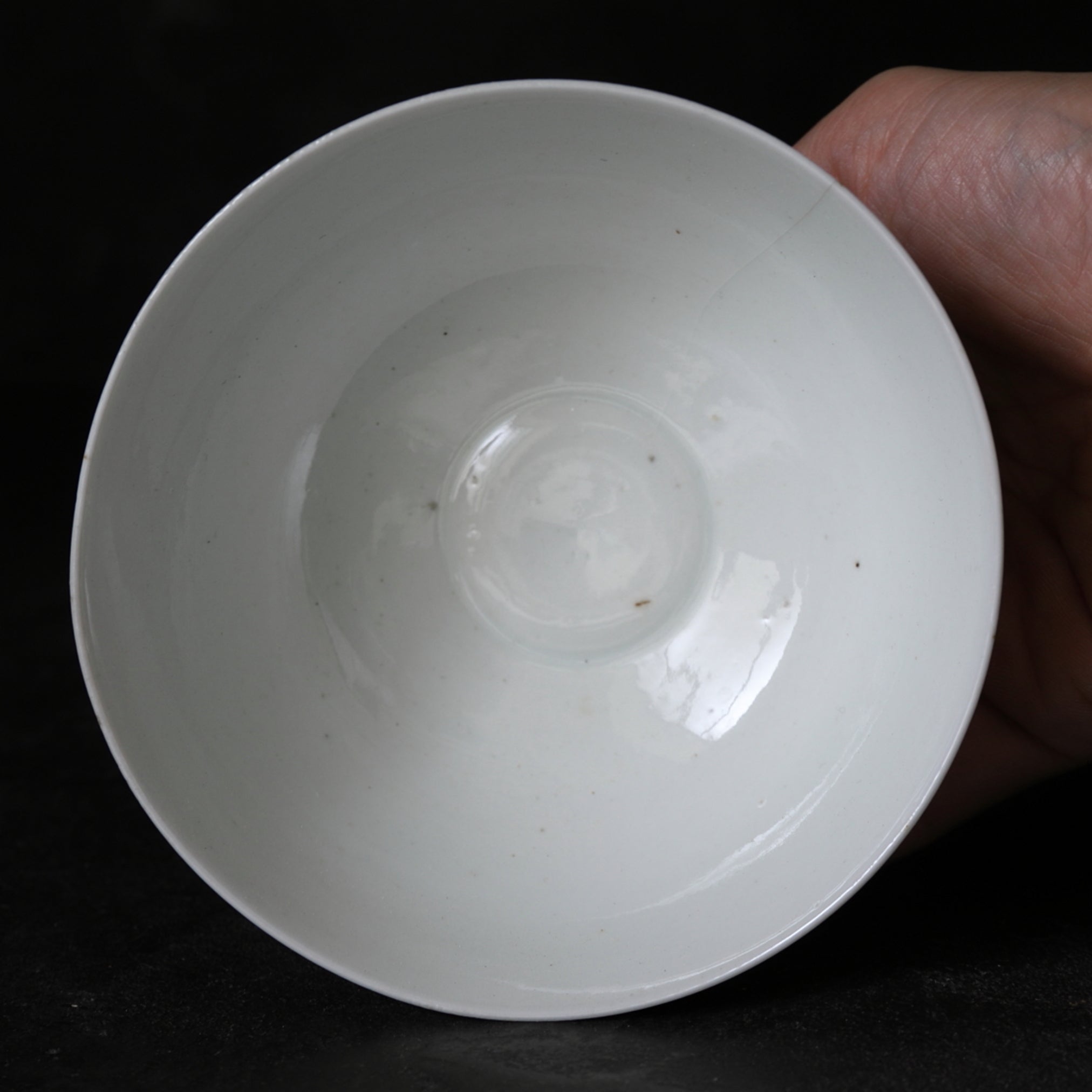 CUENCO DE TÉ CON TAPA, Ko-Imari / Estilo Kakiemon, porcelana blanca, Período Edo(1603–1867 d. C.)