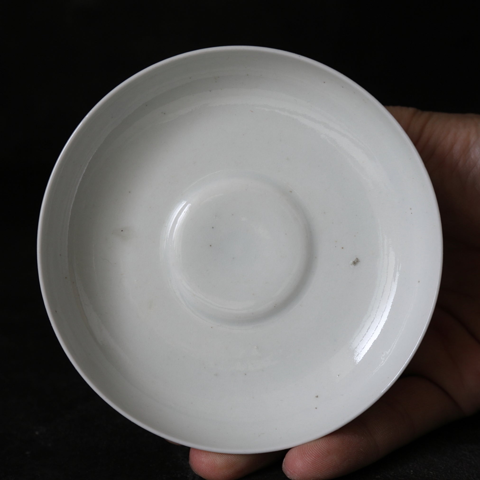 CUENCO DE TÉ CON TAPA, Ko-Imari / Estilo Kakiemon, porcelana blanca, Período Edo(1603–1867 d. C.)