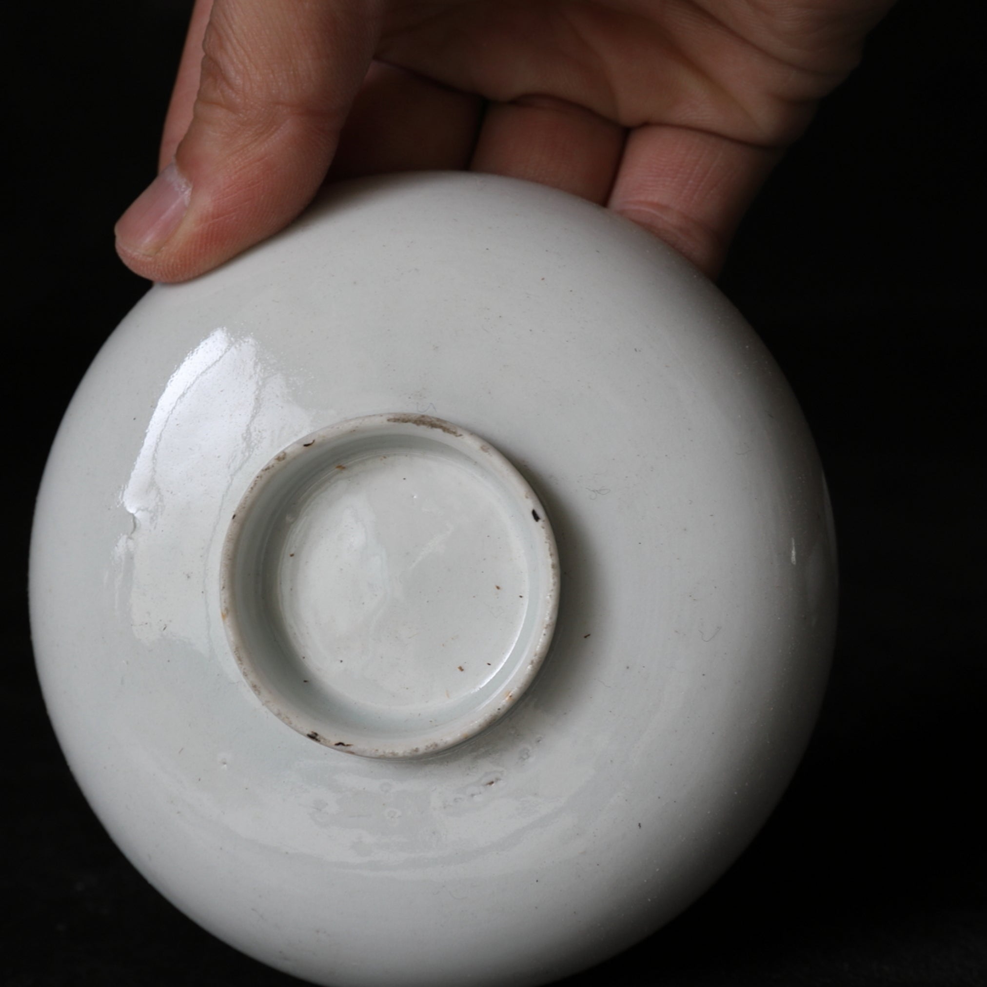 CUENCO DE TÉ CON TAPA, Ko-Imari / Estilo Kakiemon, porcelana blanca, Período Edo(1603–1867 d. C.)