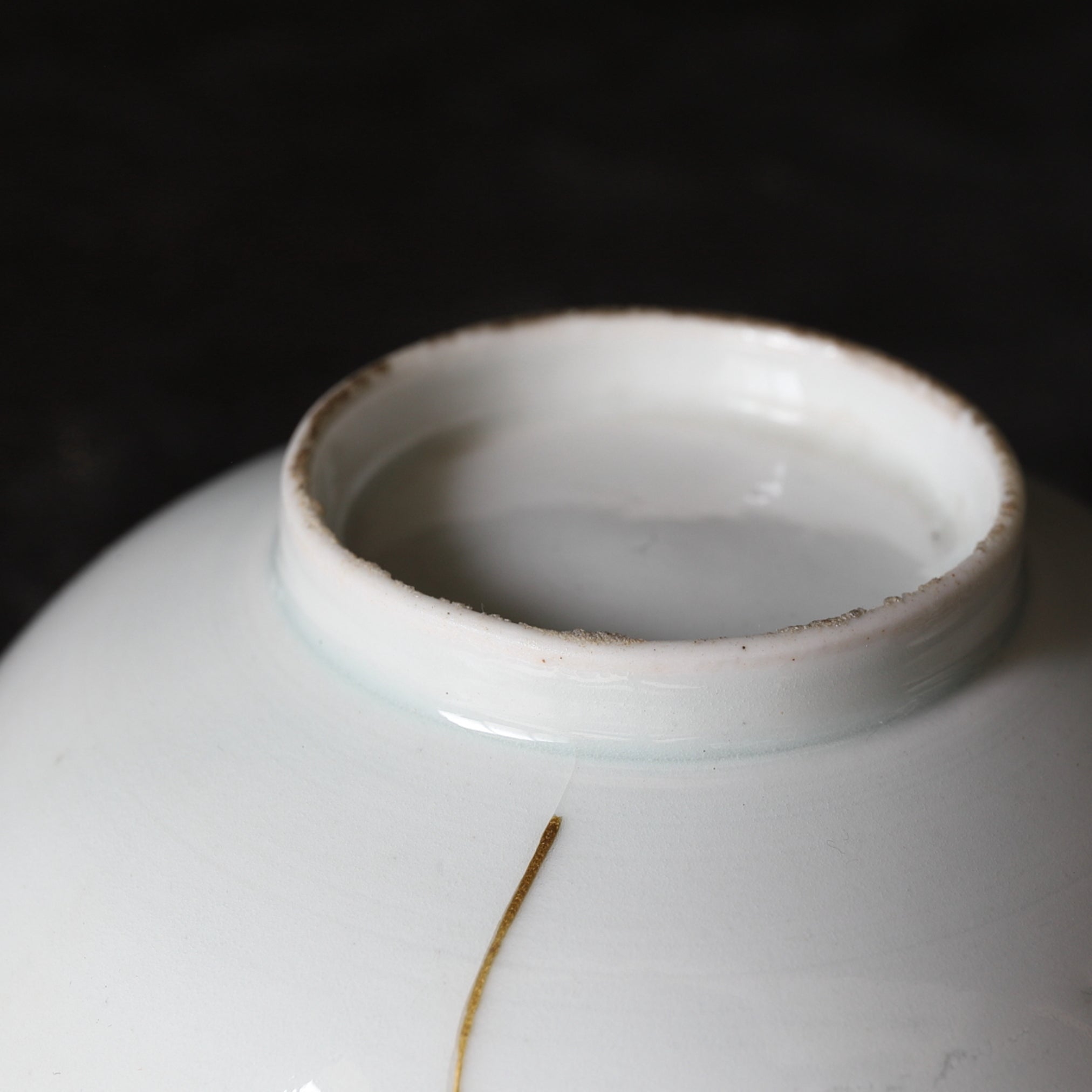 CUENCO DE TÉ CON TAPA, Ko-Imari / Estilo Kakiemon, porcelana blanca, Período Edo(1603–1867 d. C.)