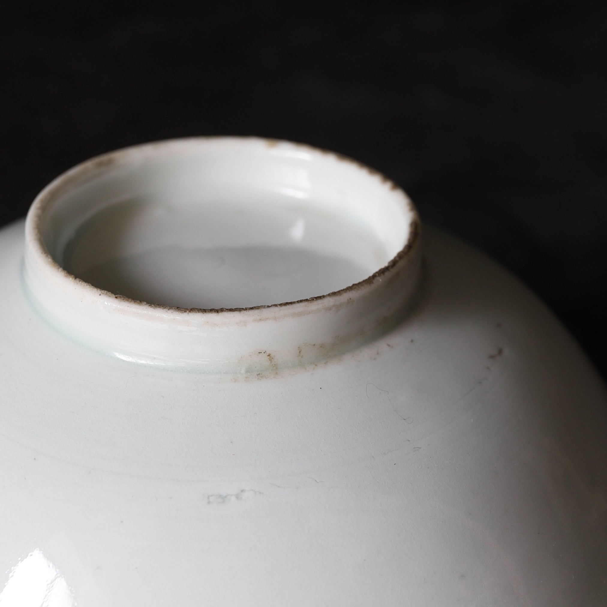 CUENCO DE TÉ CON TAPA, Ko-Imari / Estilo Kakiemon, porcelana blanca, Período Edo(1603–1867 d. C.)