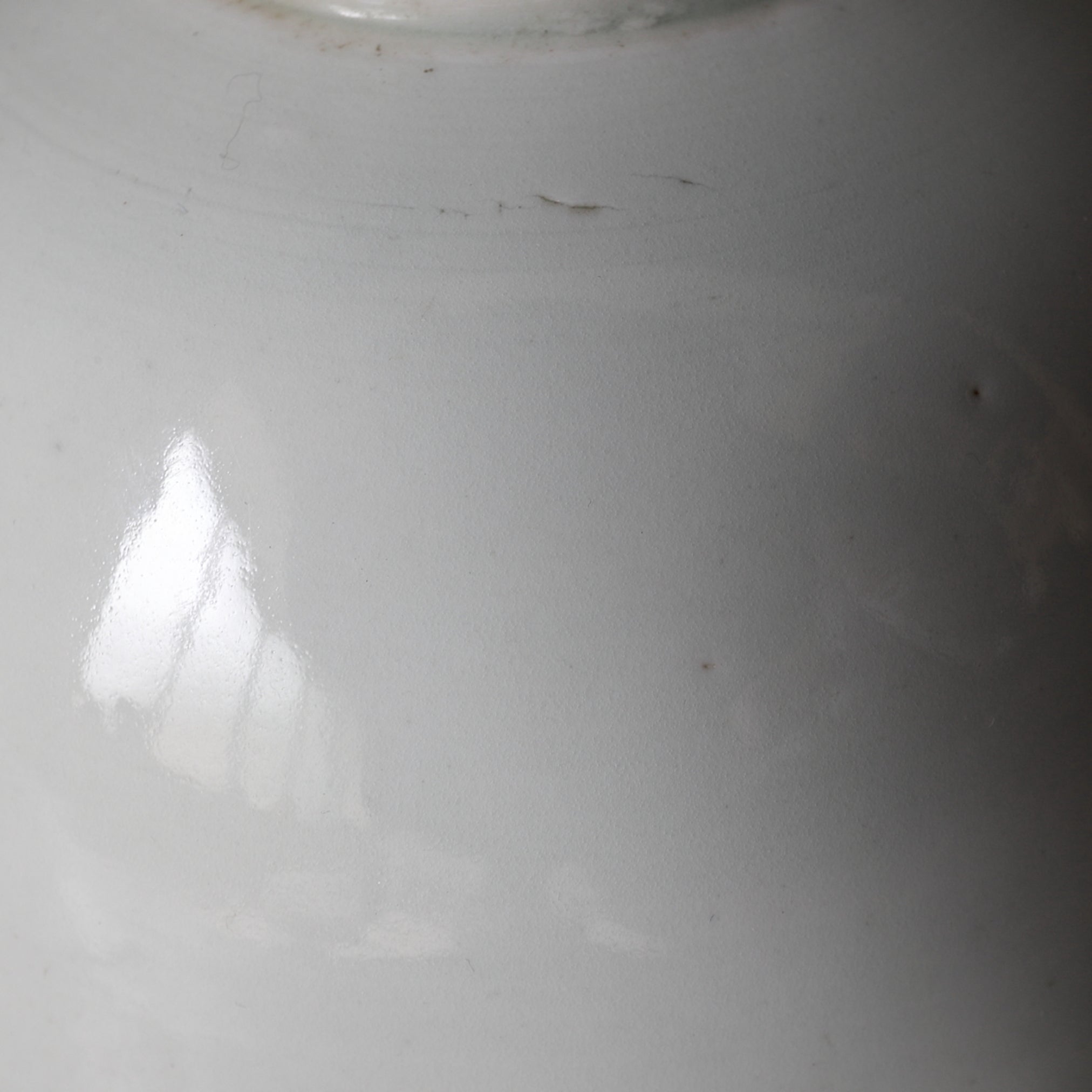 CUENCO DE TÉ CON TAPA, Ko-Imari / Estilo Kakiemon, porcelana blanca, Período Edo(1603–1867 d. C.)