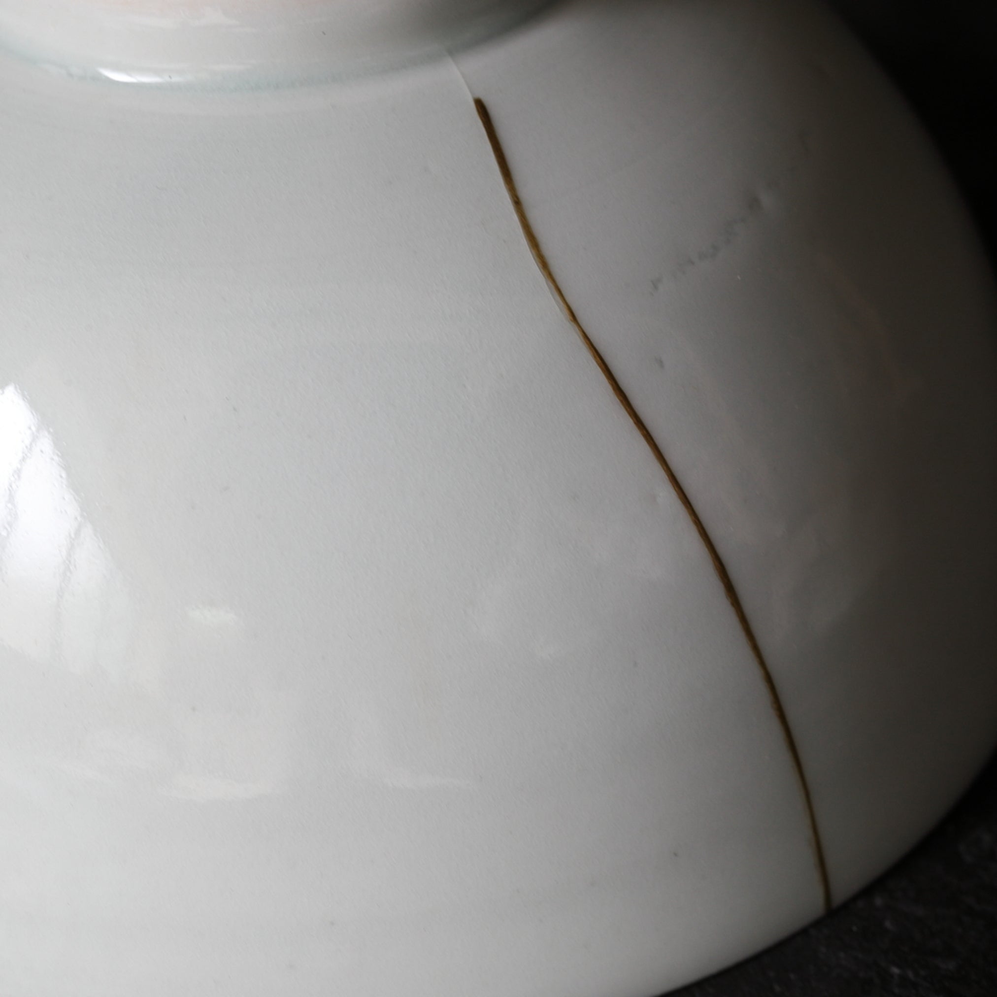 CUENCO DE TÉ CON TAPA, Ko-Imari / Estilo Kakiemon, porcelana blanca, Período Edo(1603–1867 d. C.)