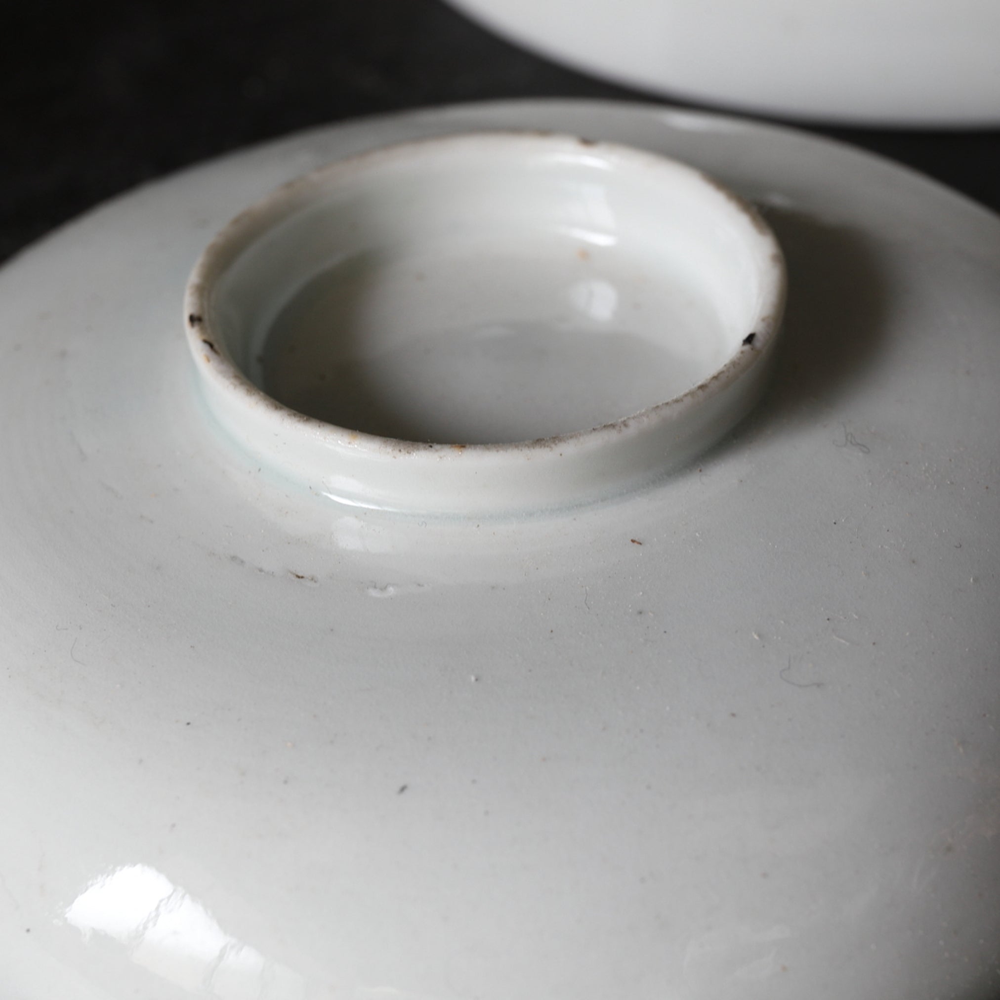 CUENCO DE TÉ CON TAPA, Ko-Imari / Estilo Kakiemon, porcelana blanca, Período Edo(1603–1867 d. C.)