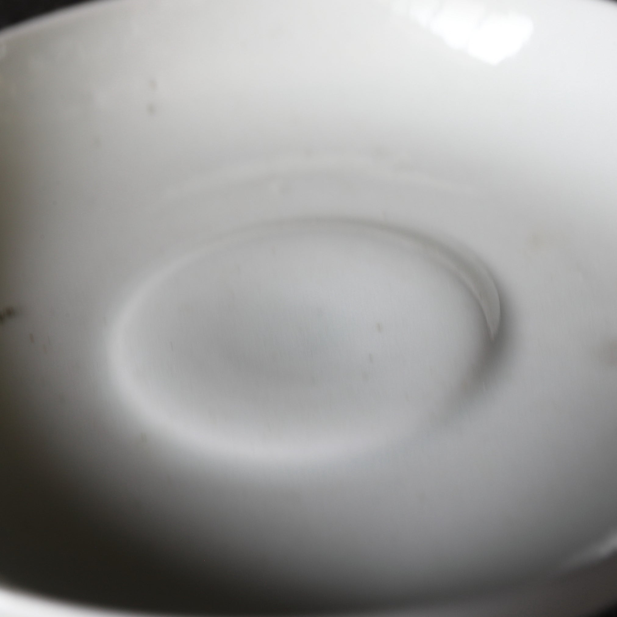 CUENCO DE TÉ CON TAPA, Ko-Imari / Estilo Kakiemon, porcelana blanca, Período Edo(1603–1867 d. C.)